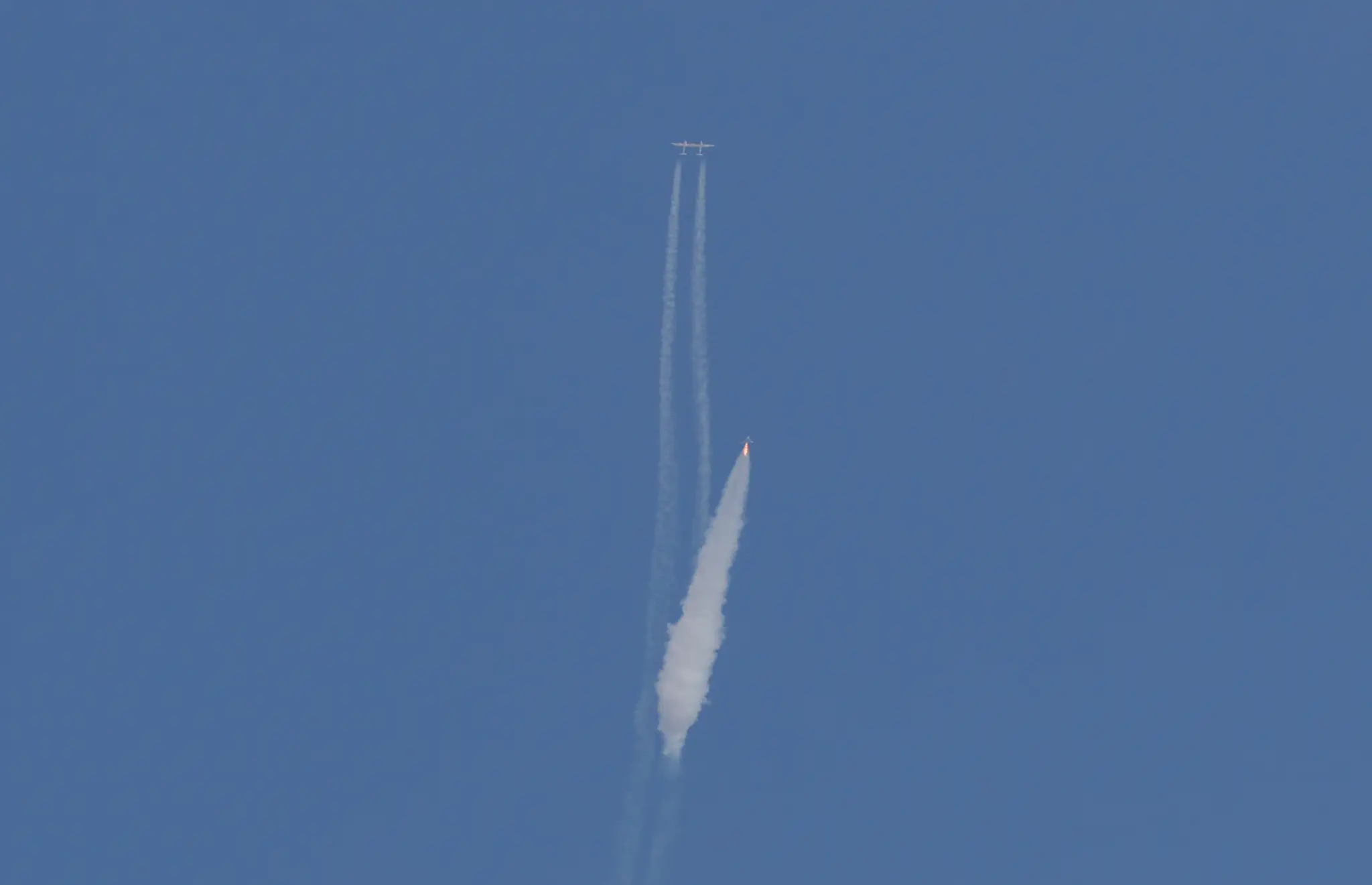 Raketoplán Virgin Galactic s Richardom Bransonom na palube sa odpútal od materskej lode.