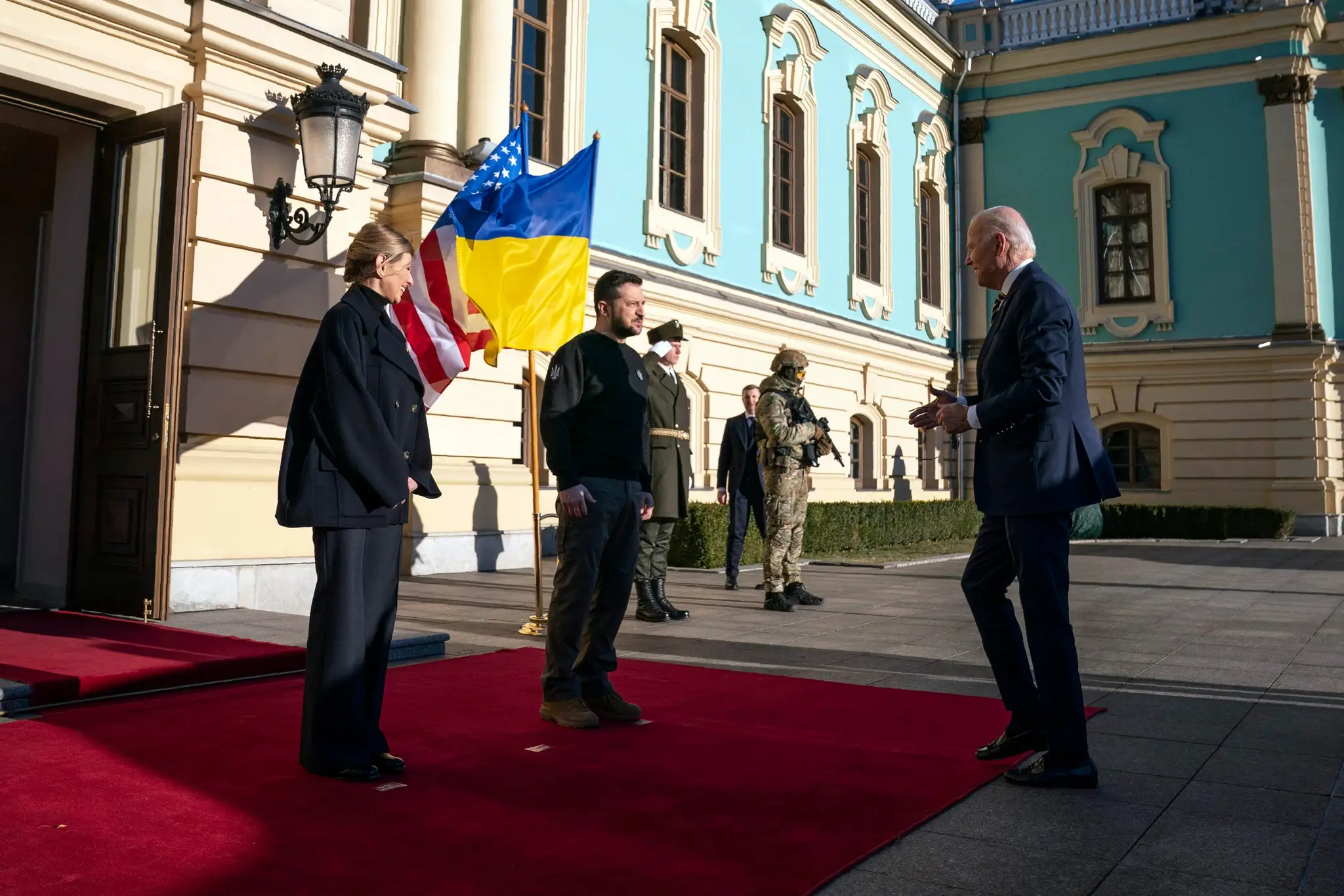 Volodymyr Zelenskyj víta Joea Bidena v Mariinskom paláci.