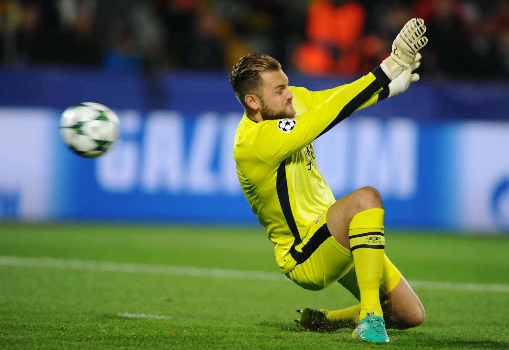 Gólman PSV Eindhoven sa márne snaží zabrániť gólu vo svojej sieti v dueli LM proti FK Rostov.