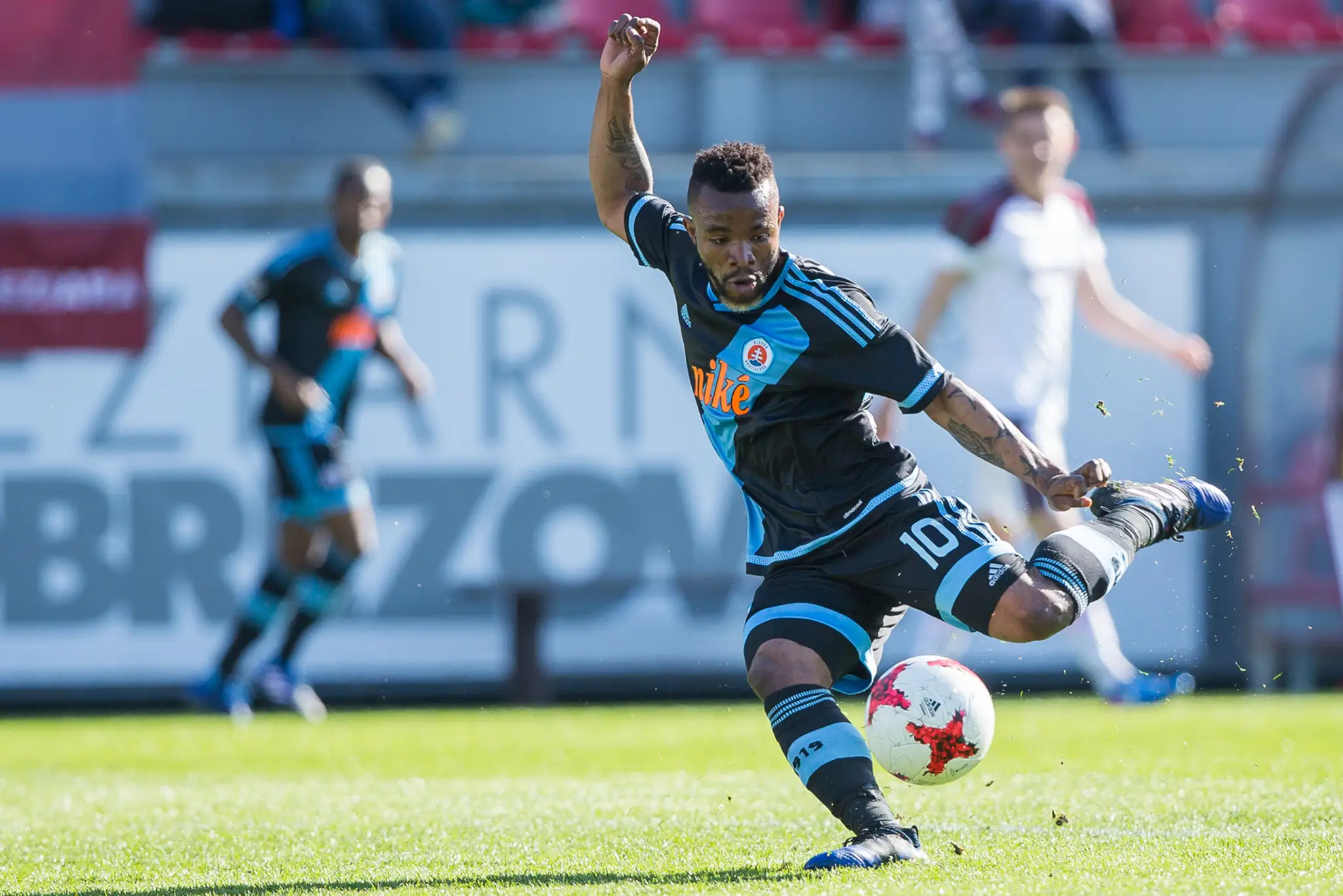 Seydouba Soumah (Slovan) strieľa v zápase s Podrezovou.