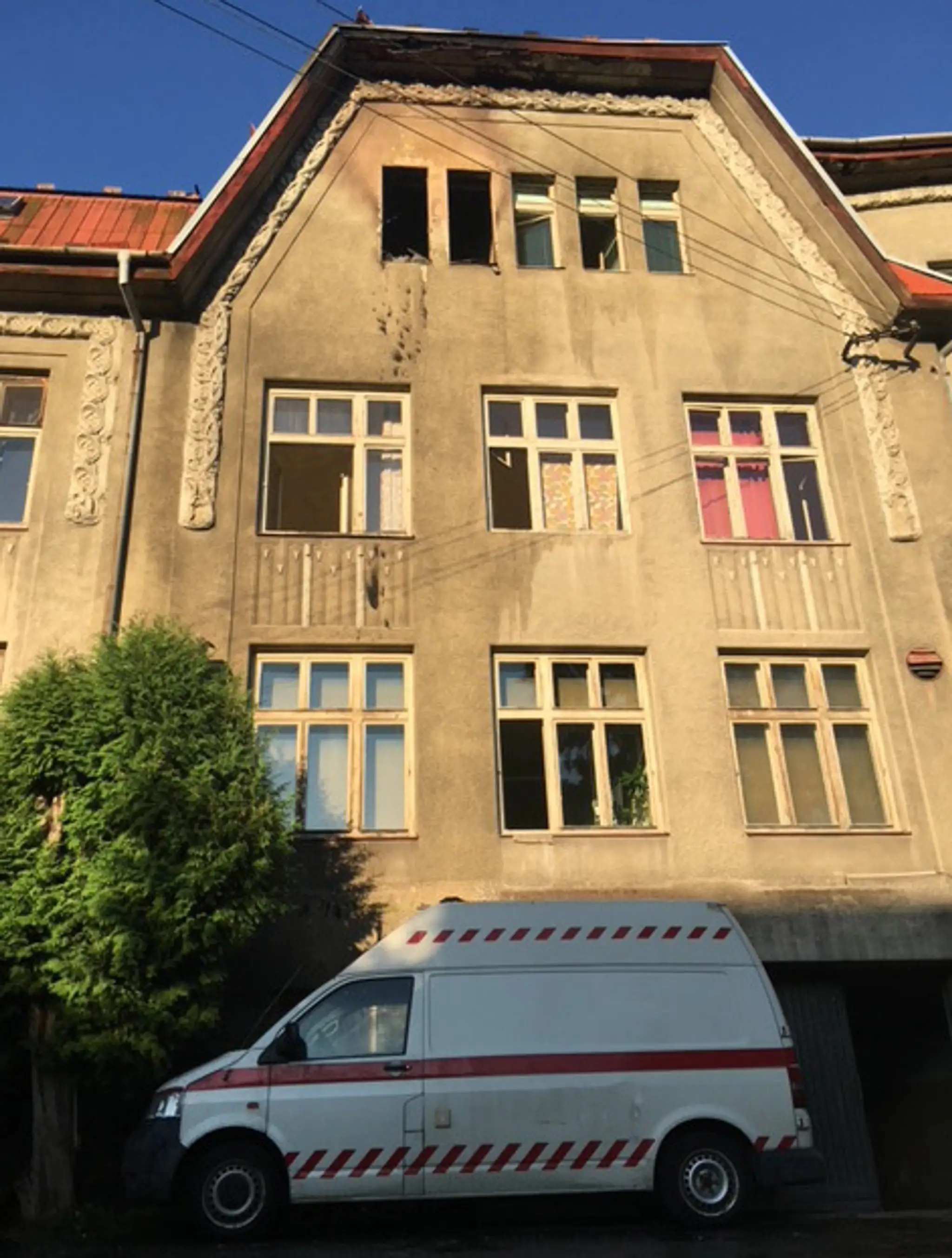 V areáli Nemocnice s poliklinikou v Hnúšti horel podkrovný byt.