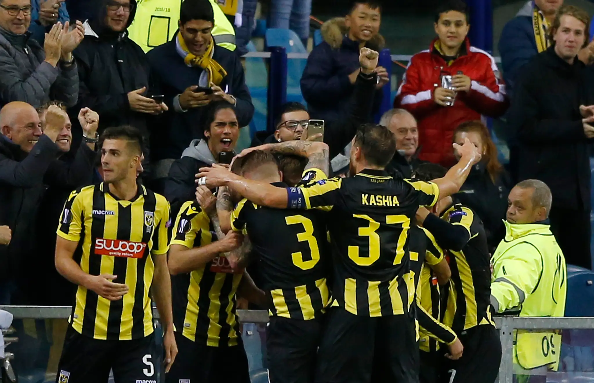 Hráči Vitesse oslavujú s fanúšikmi gól v sieti Lazia v dueli EL.