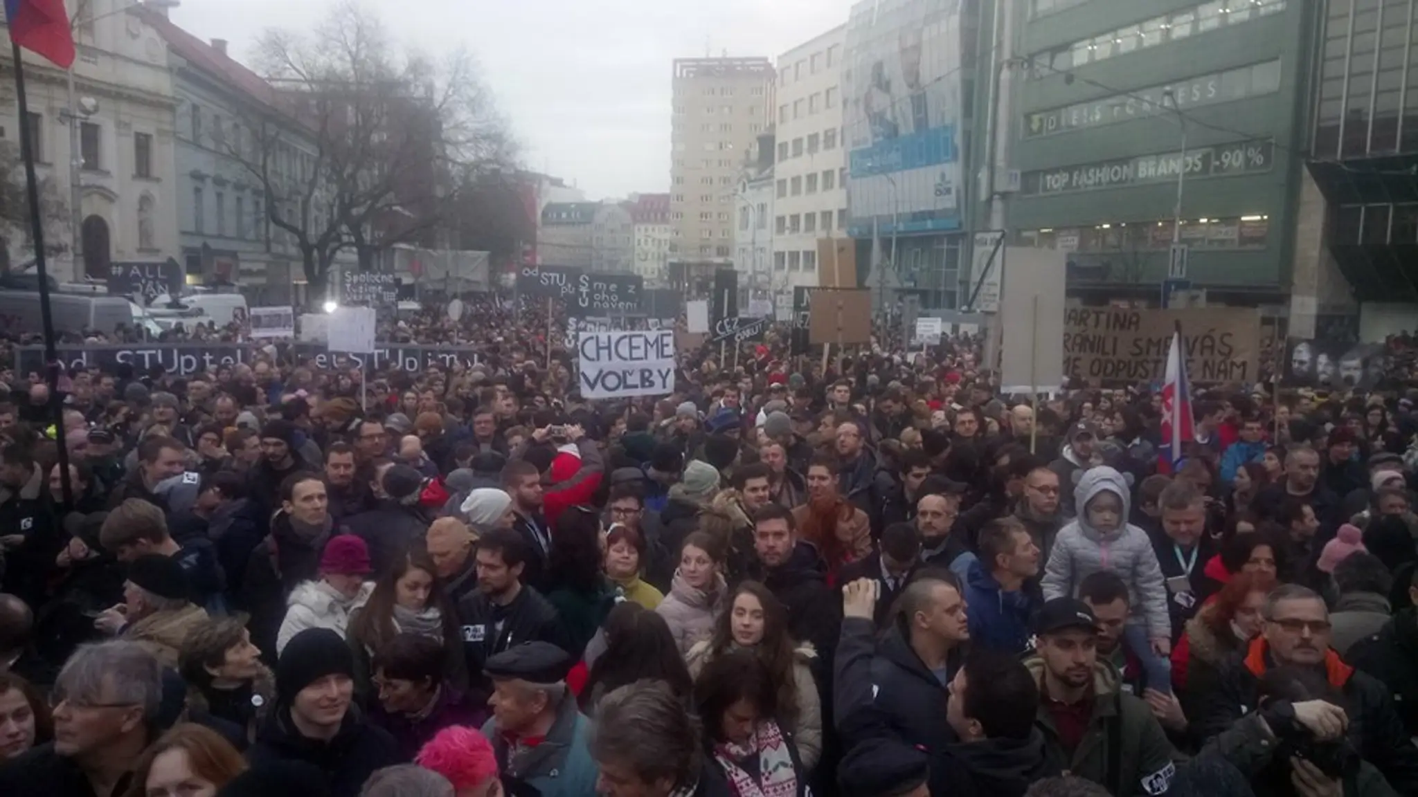 Ľudia na námestí SNP