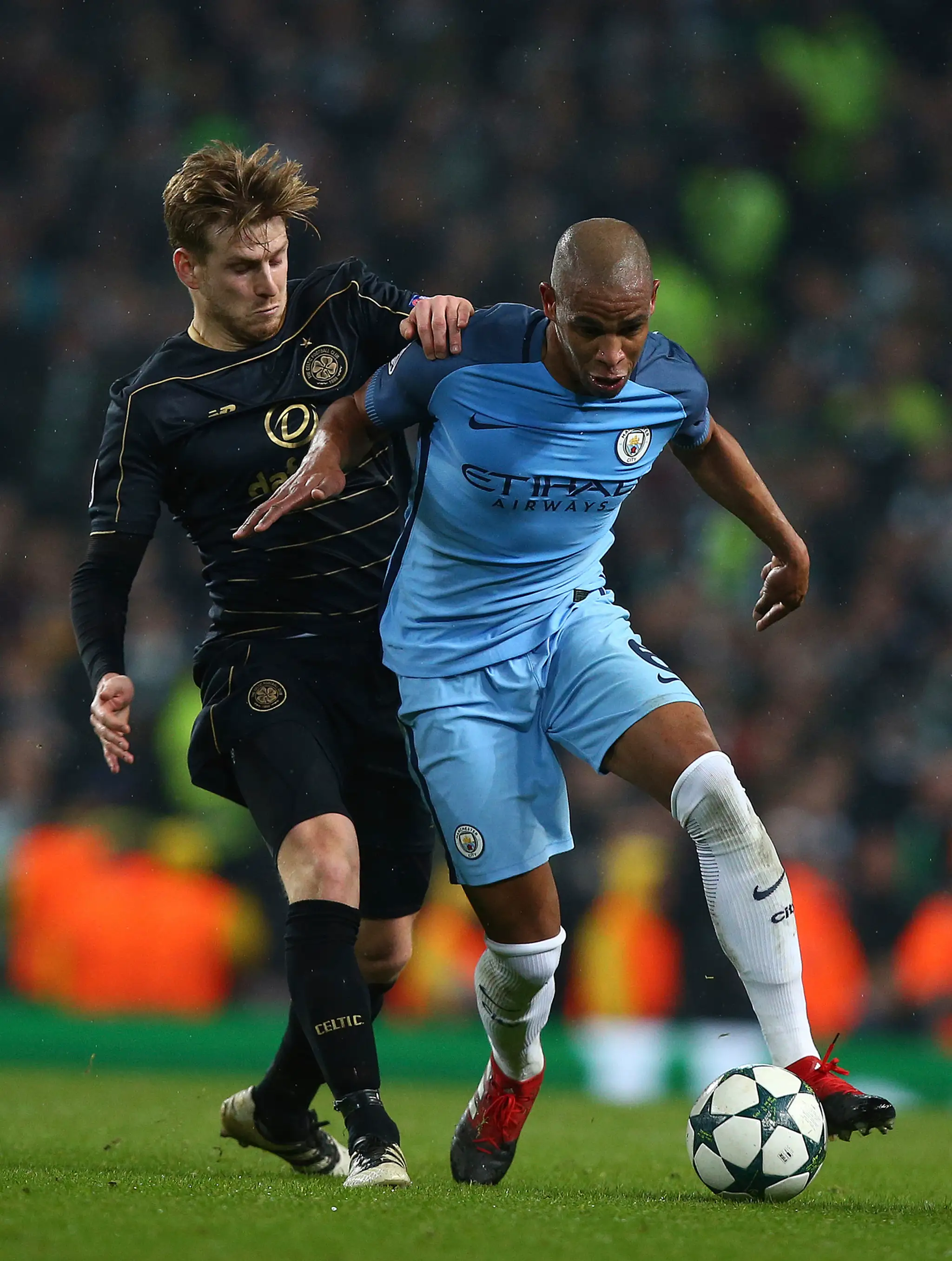 Fernando z Man City (vpravo) je stíhaný Stuartom Armstrongom zo Celticu v zápase LM.