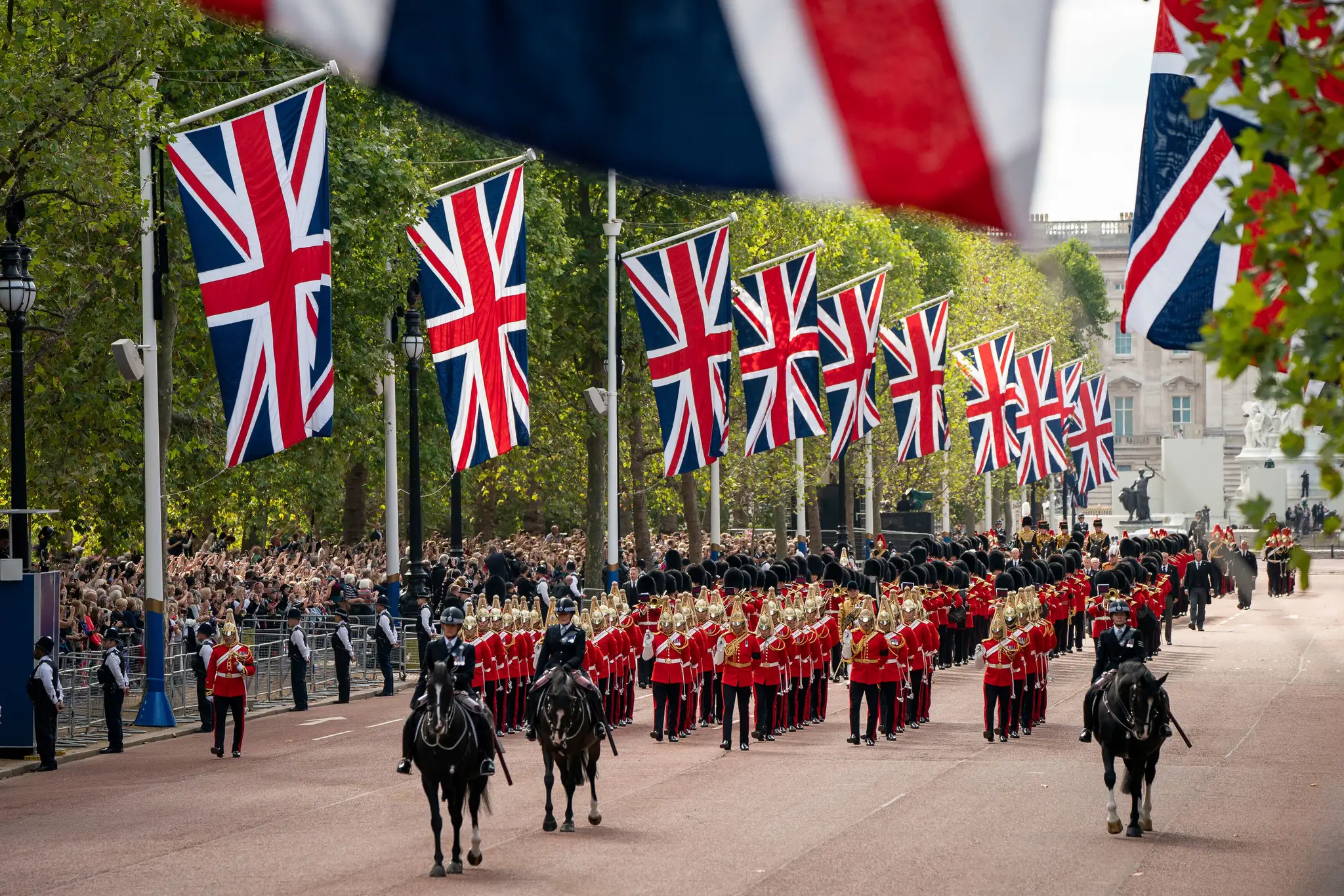 Smútočný sprievod s rakvou zosnulej britskej kráľovnej Alžbety II. z Buckinghamského paláca do Westminsterského paláca