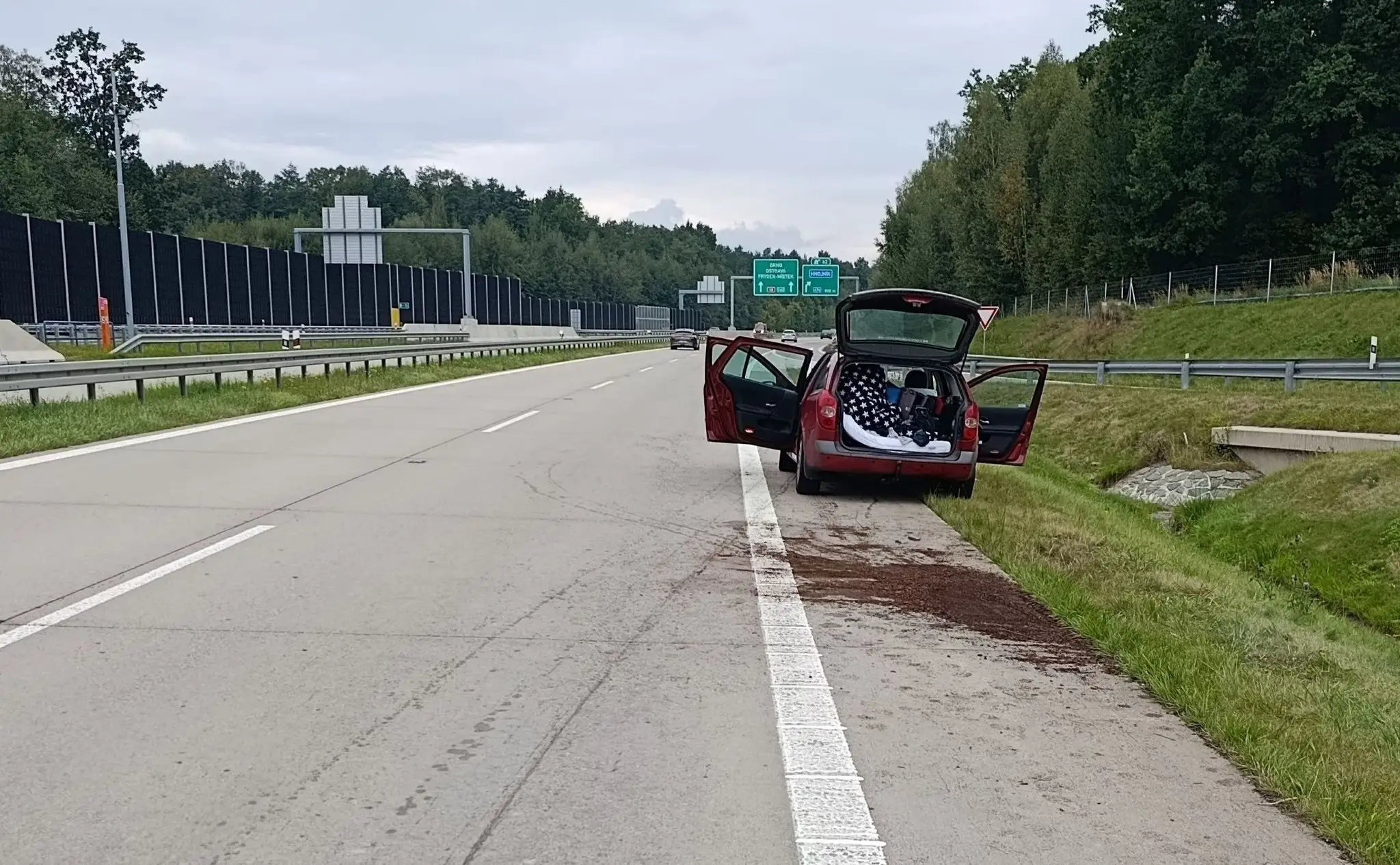 Opitý muž si po nehode ustlal v kufri a spal. V aute našli policajti niekoľko fliaš alkoholu. Vedľa muža sa hral jeho malý syn.