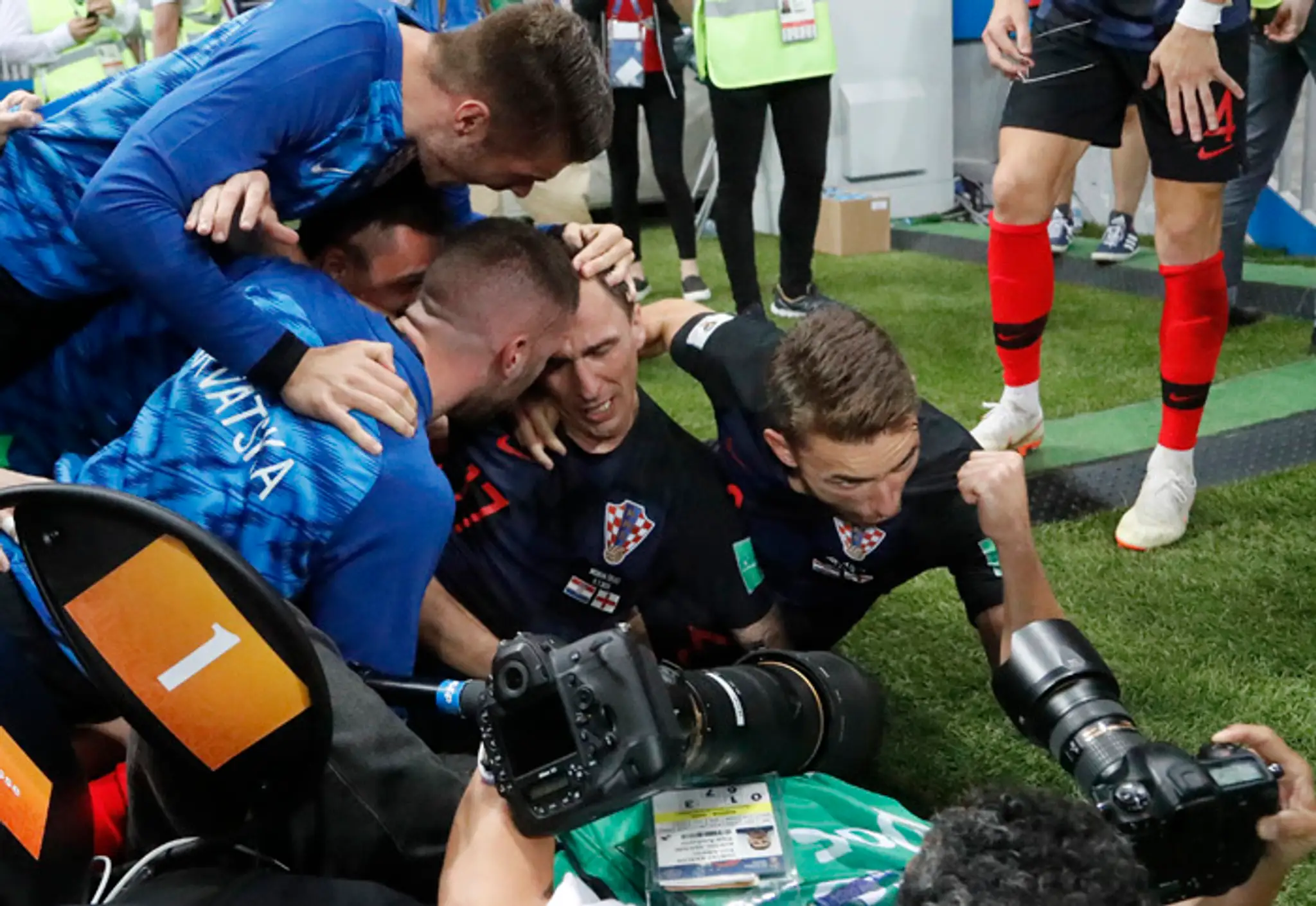 Mário Mandžukič spadol pred fotografmi, keď oslavoval víťazný gól proti Anglicku.