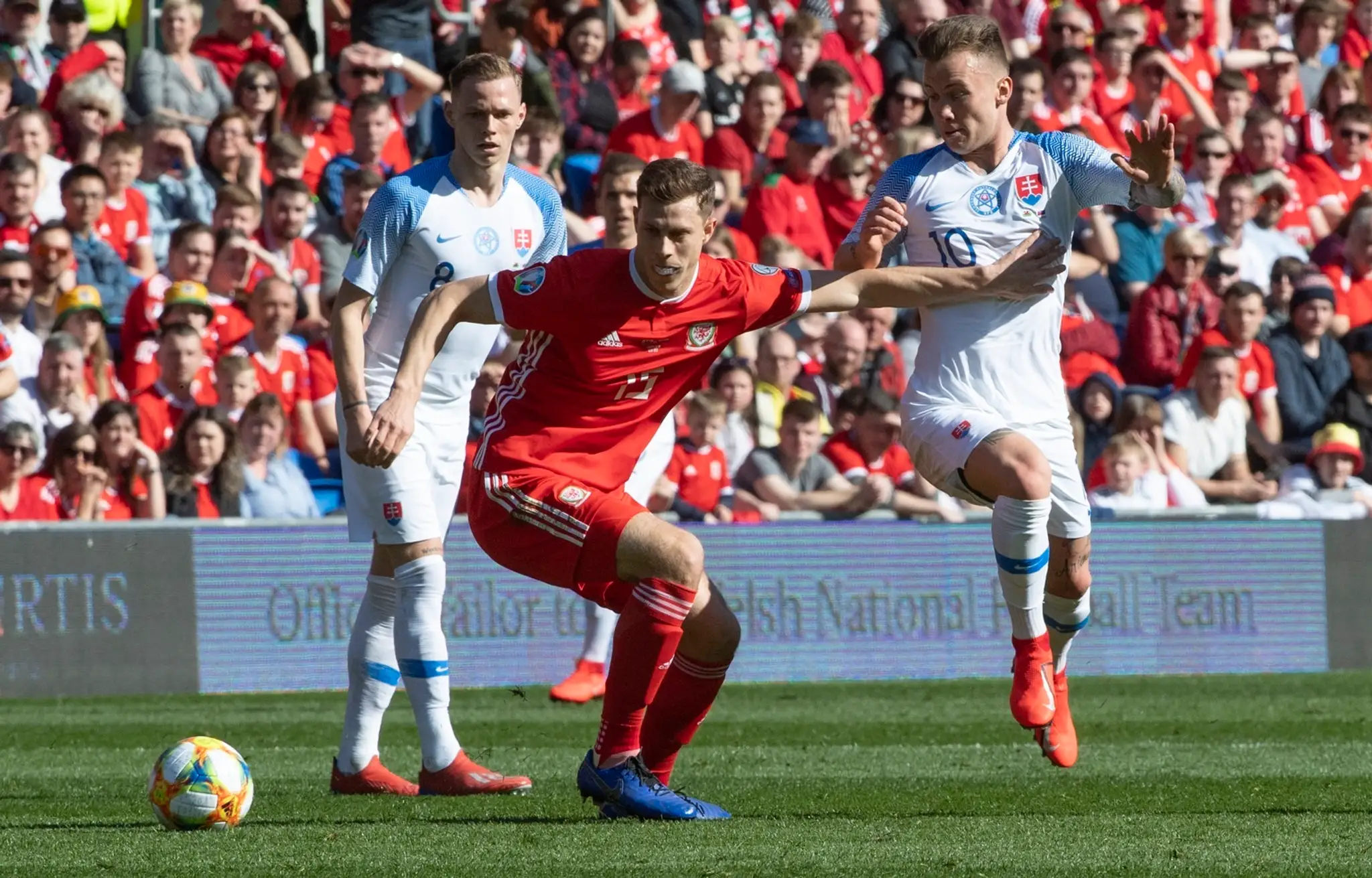Gareth Bale v hlavičkovom súboji s Marekom Hamšíkom.