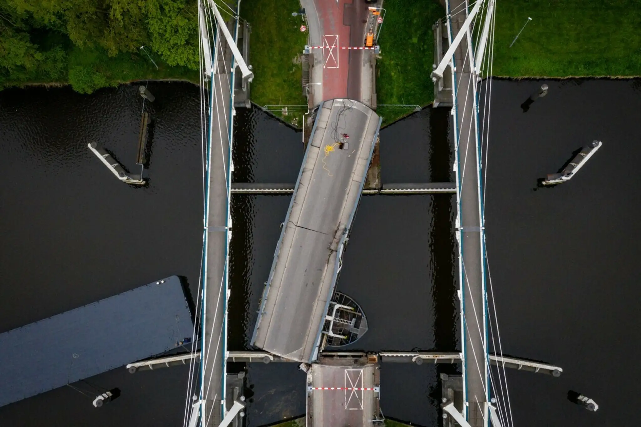 Zničený most Gerrit Krol-brug po náraze lode.