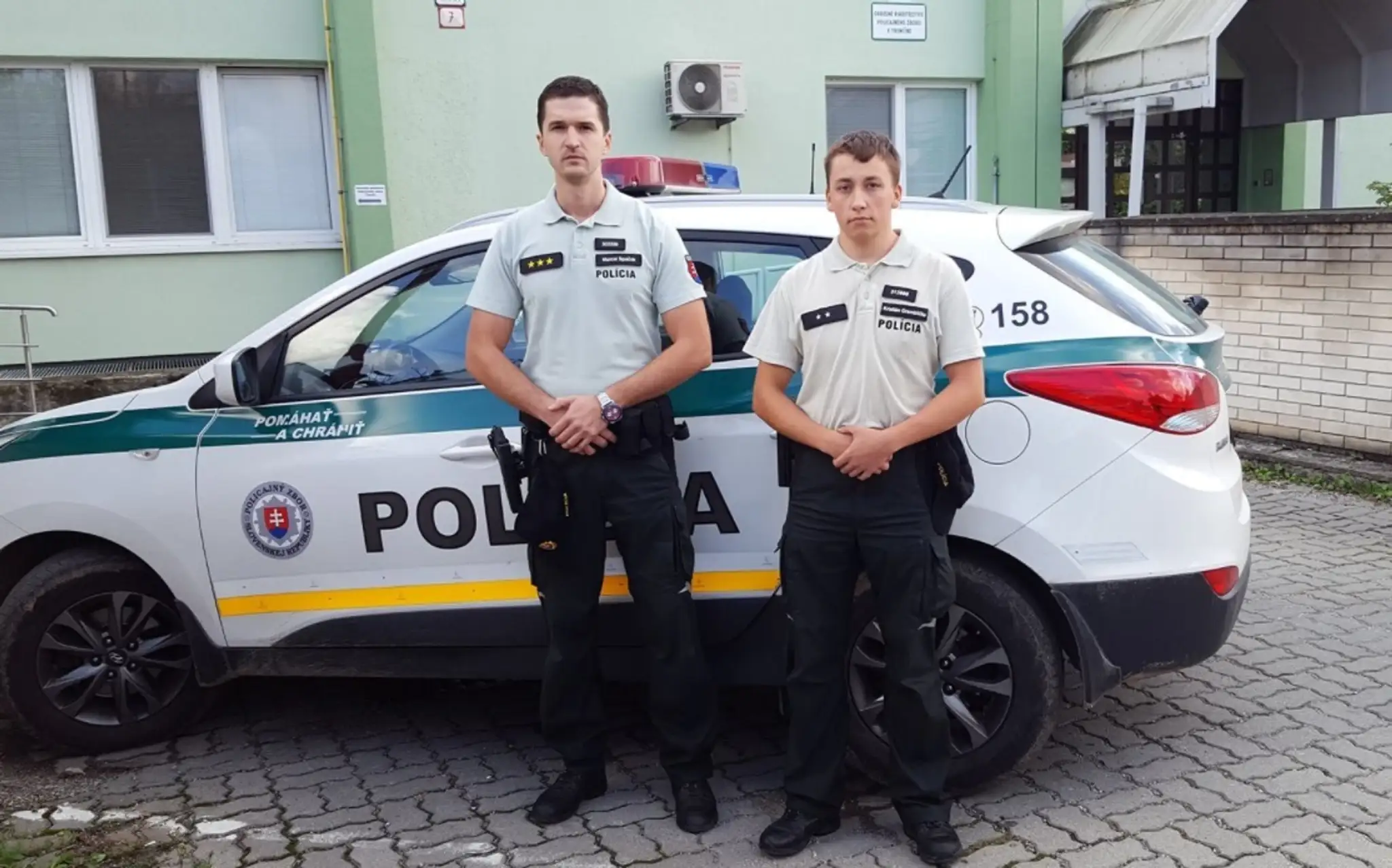 Auto do pôrodnice sprevádzali policajti.
