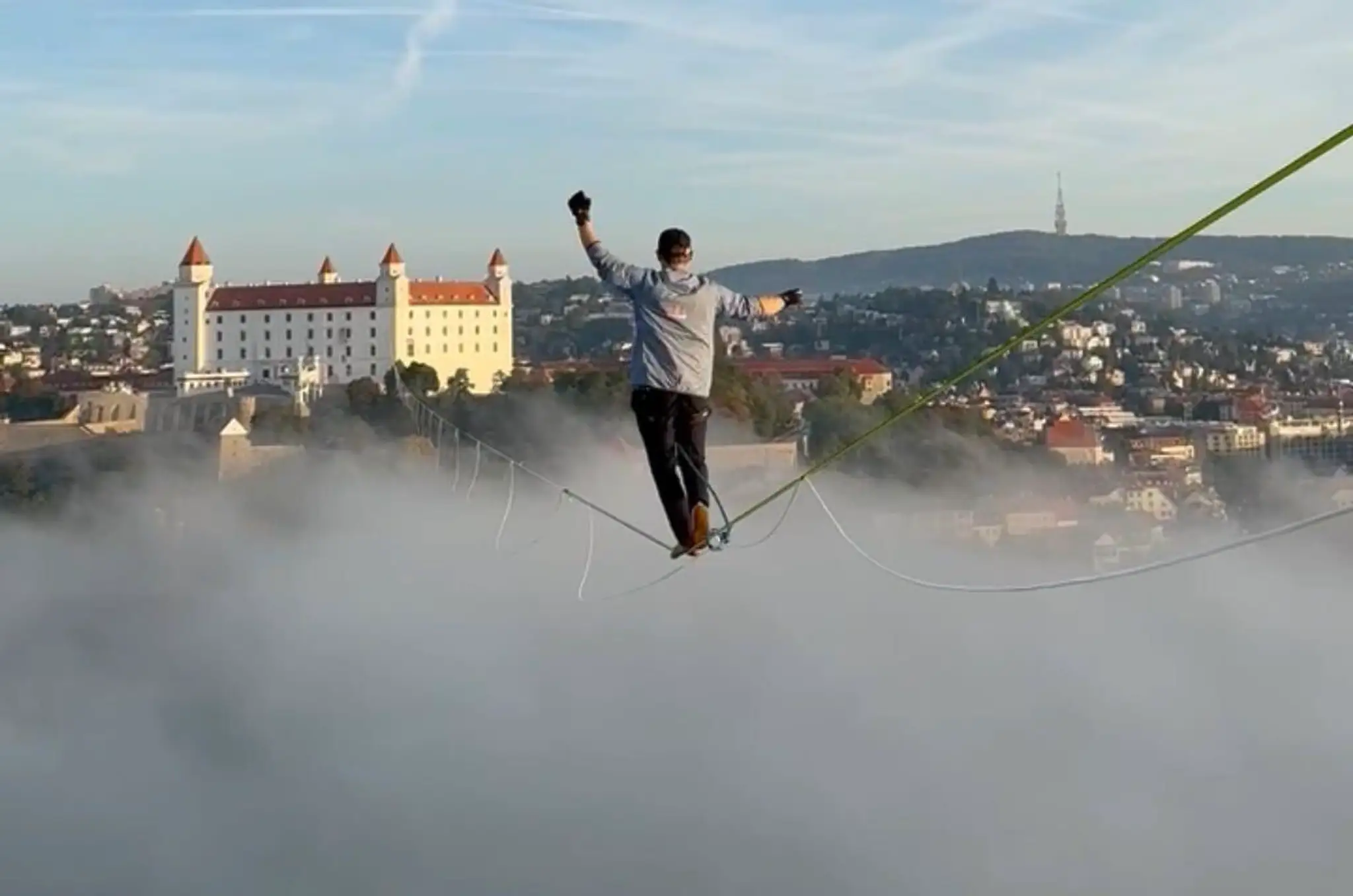 Estónsky slackliner Jaan Roose.