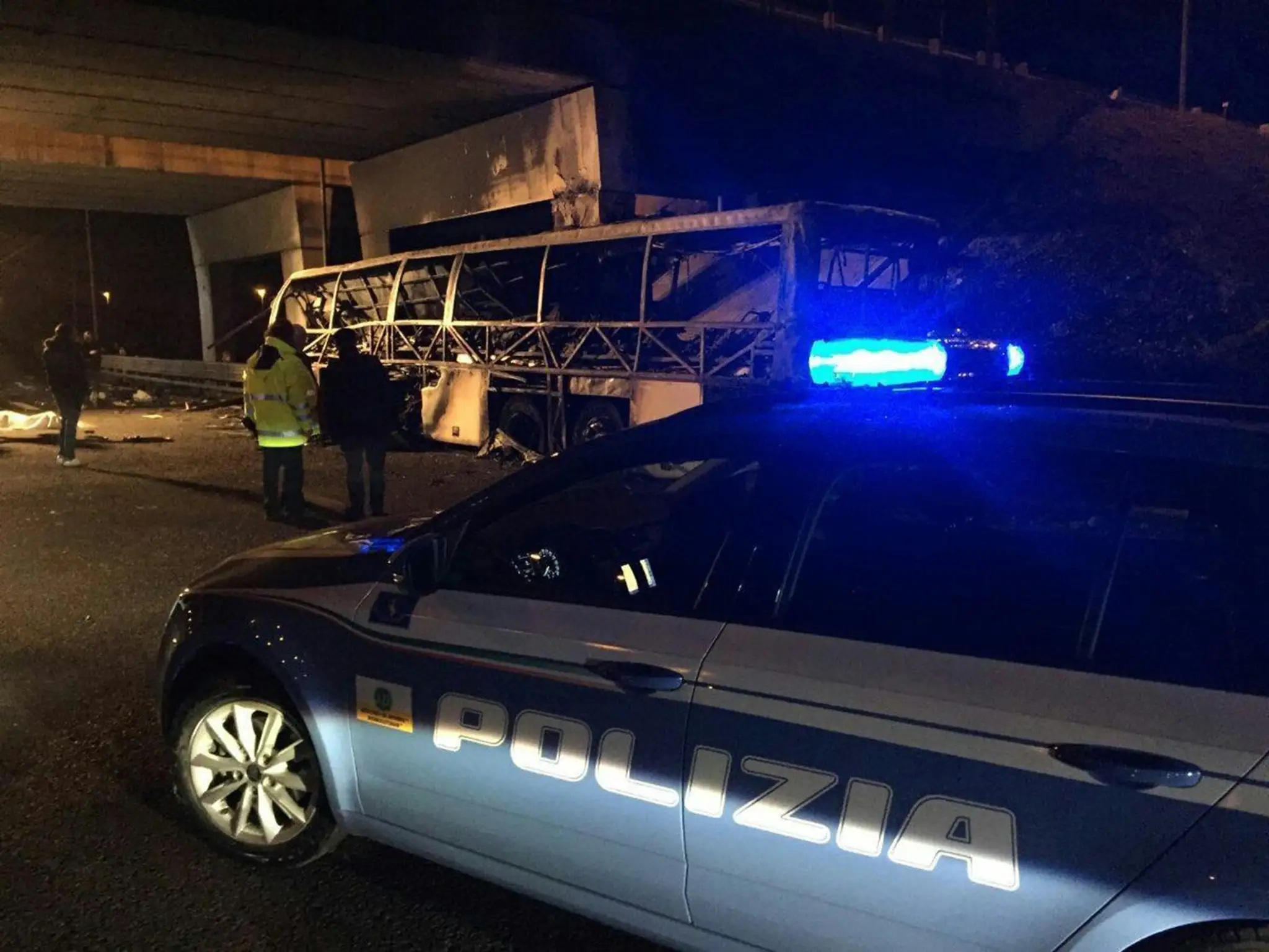 Havarovaný maďarský autobus so študentmi.