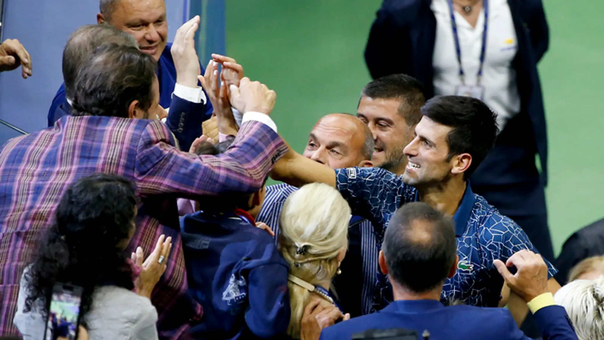 Marián Vajda (vľavo vzadu) a jeho zverenec Novak Djokovič po zisku titulu na US Open 2018.