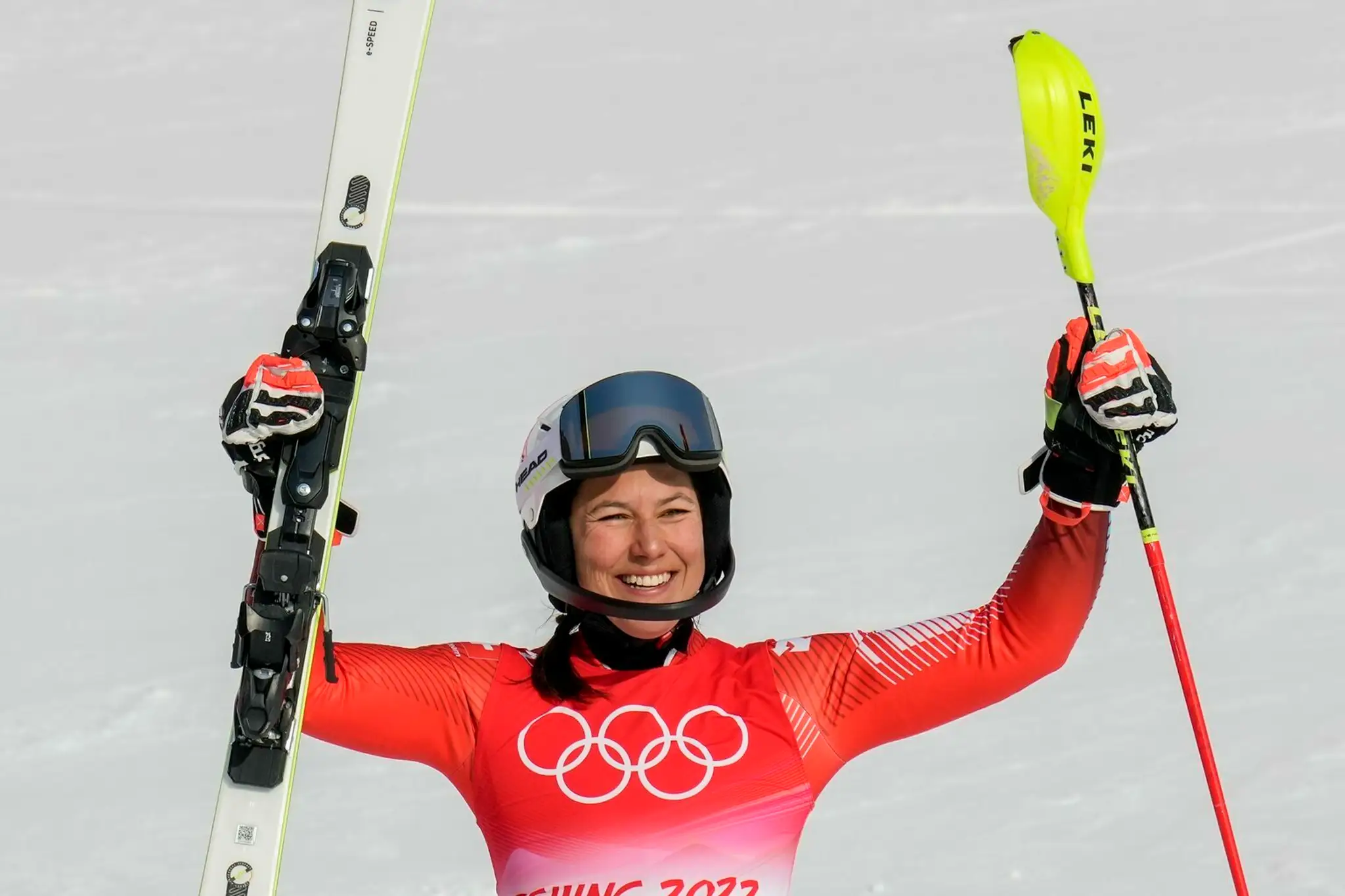 Švajčiarska lyžiarka Wendy Holdenerová oslavuje bronz v slalome na ZOH 2022.