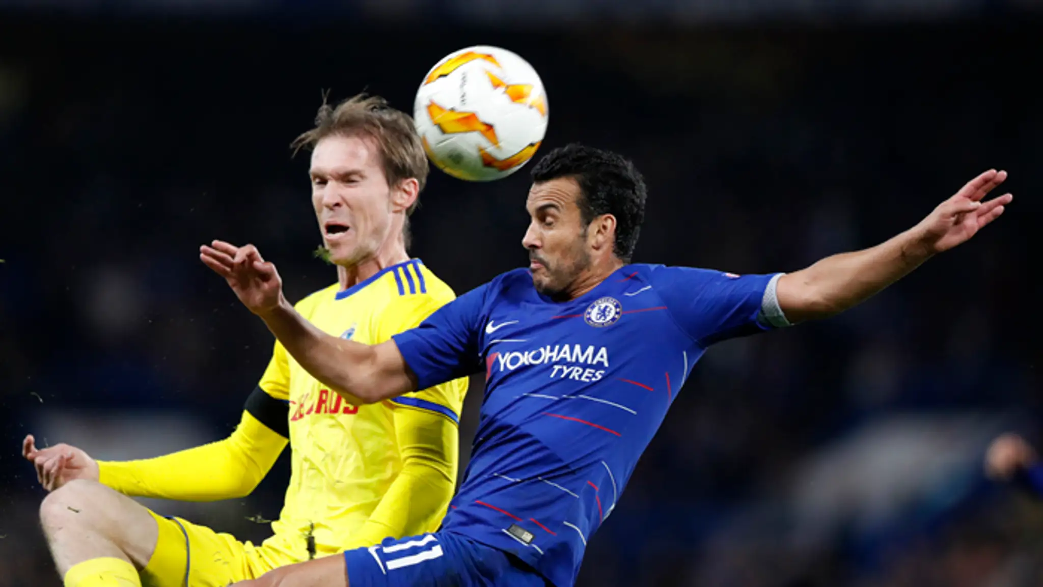 Hráč Chelsea Pedro Rodriguez (vpravo) v súboji o loptu Alexandrom Hlebom (Bate Borisov).