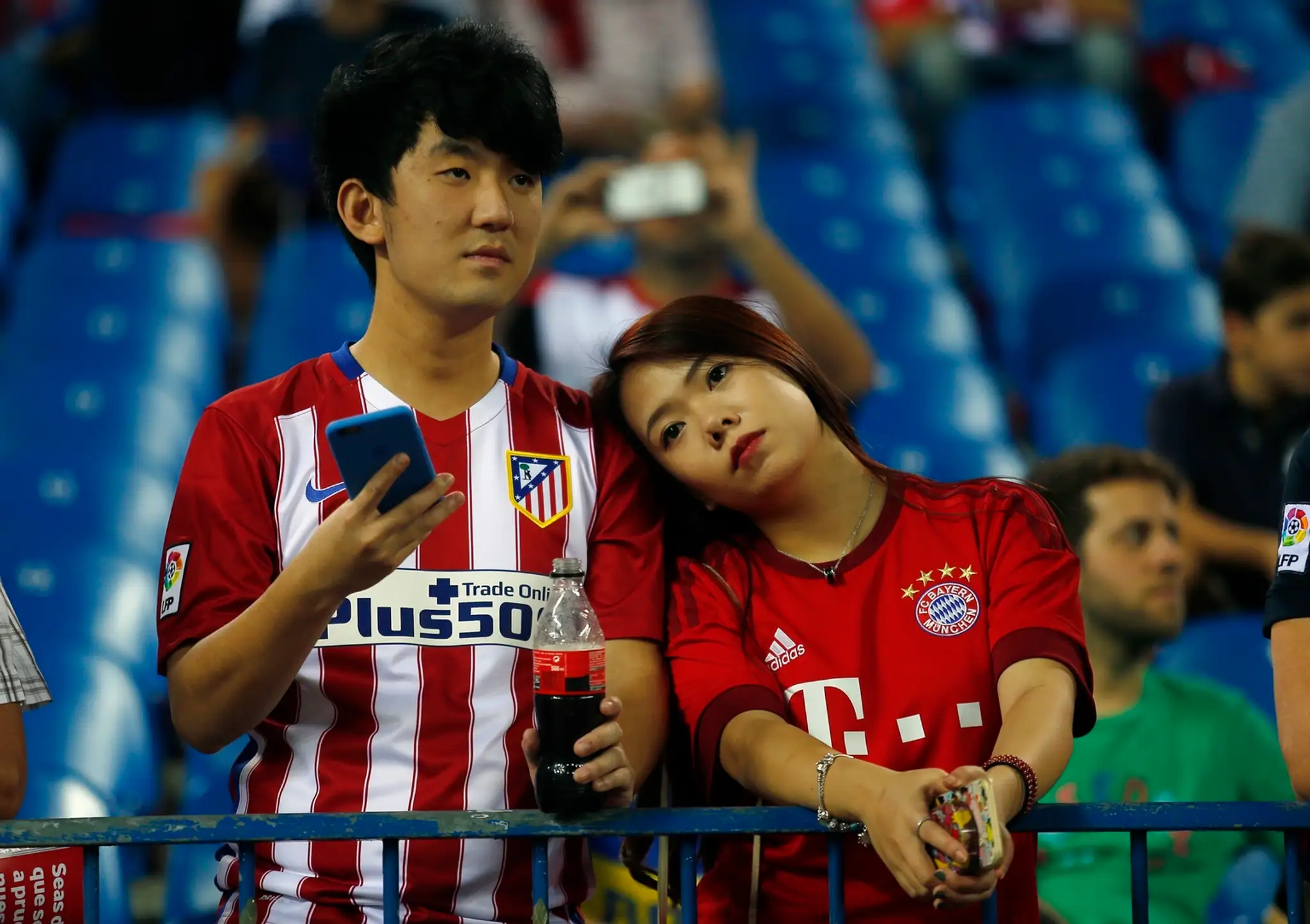 Priaznivec Altética Madrid a fanúšička Bayernu Mníchov pred duelom oboch tímov v LM.