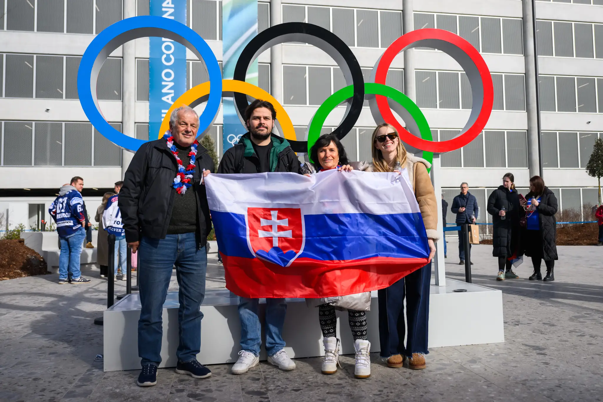 Slovenskí fanúšikovia pred zápasom.