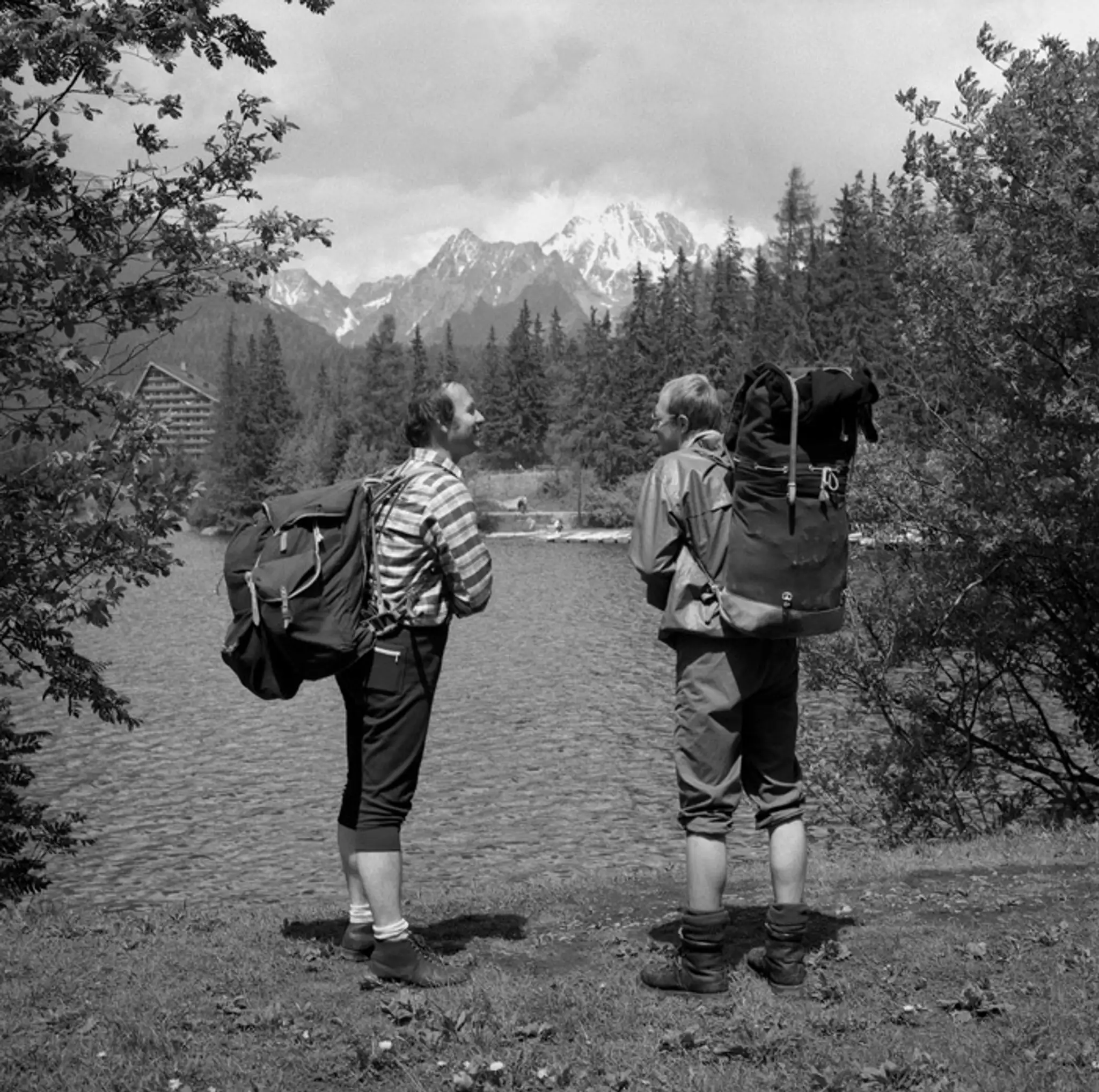 Turisti stoja 13. júla 1980 pred Štrbským plesom.