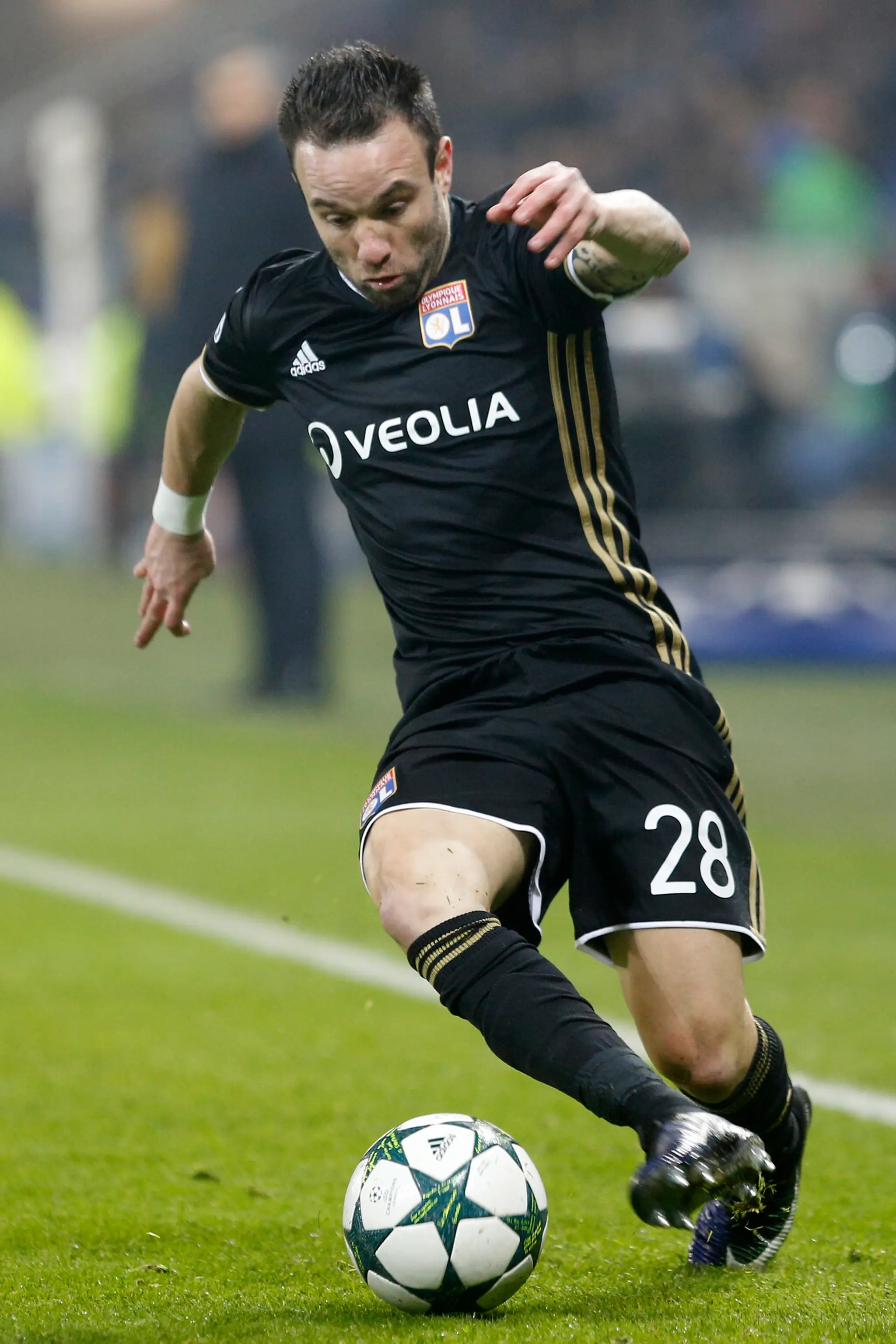 Mathieu Valbuena z Lyonu v dueli LM proti FC Sevilla.
