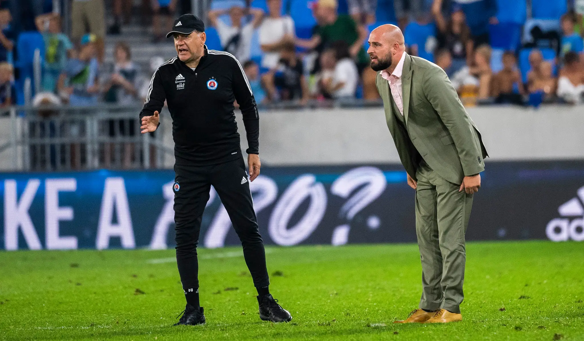 Na snímke zľava tréner ŠK Slovan Bratislava Vladimír Weiss starší a generálny riaditeľ klubu Ivan Kmotrík počas odvety play off EKL.