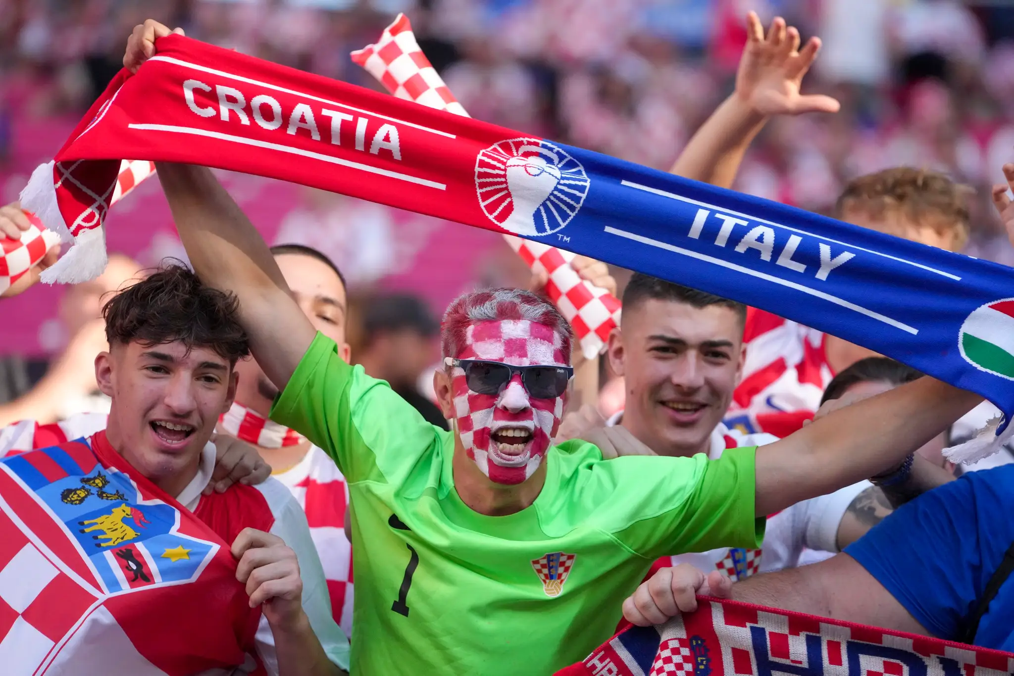 Chorvátski fanúšikovia pred zápasom s Talianskom na ME 2024.