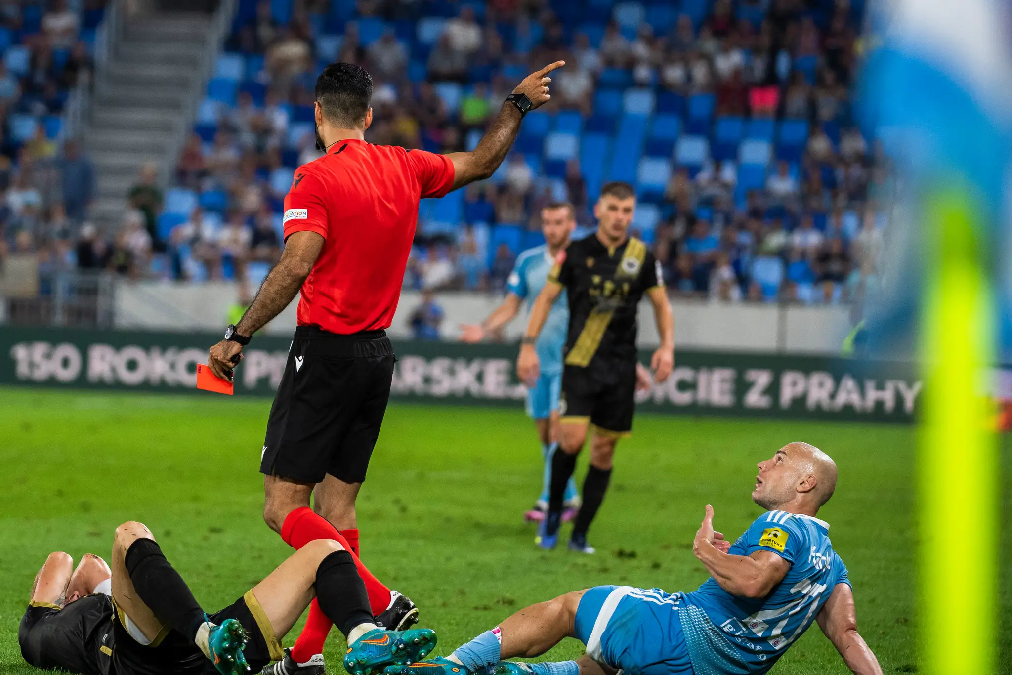 Na snímke vľavo švédsky hlavný rozhodca Mohammed Al-Hakim udeľuje červenú kartu, vpravo jej adresát Džaba Kankava (Slovan).