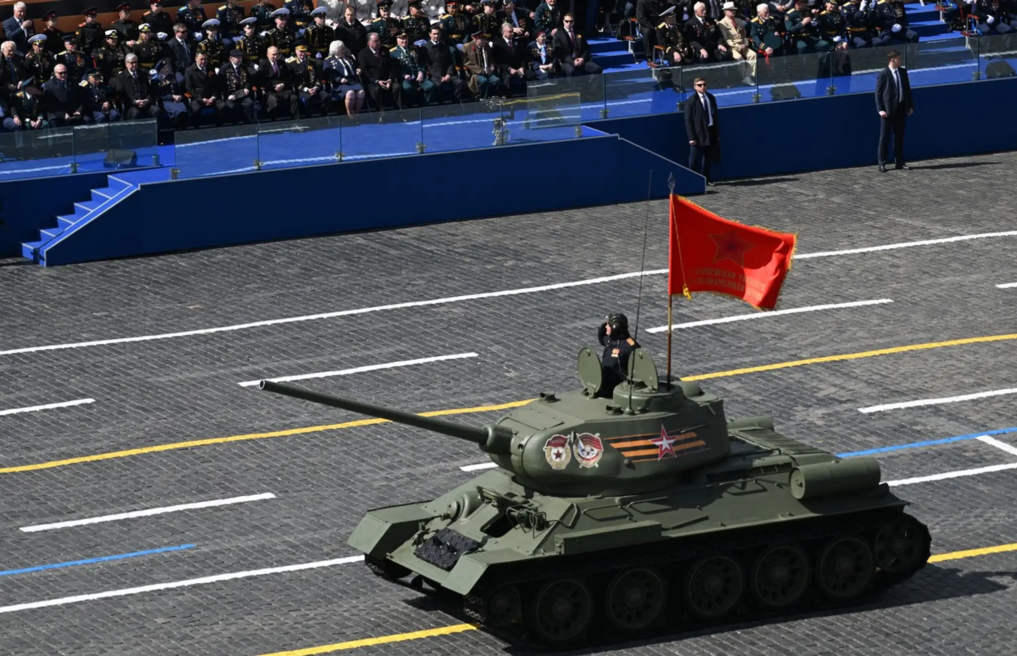 Osamotený tank T-34 zo sovietskej éry počas vojenskej prehliadky v Moskve.