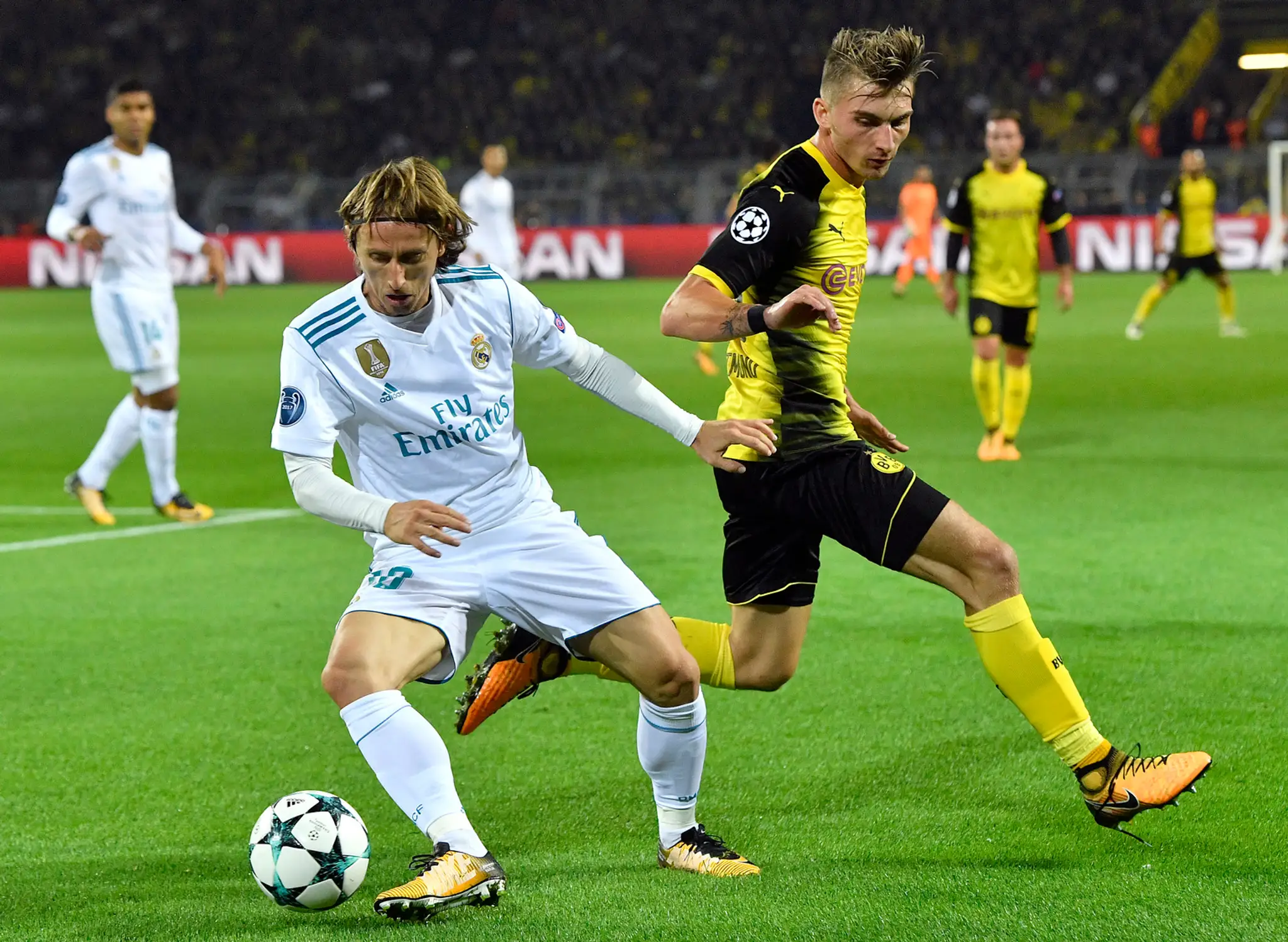 Isco (vpravo) z Realu Madrid atakuje v zápase LM Omera Topraka z Dortmundu.