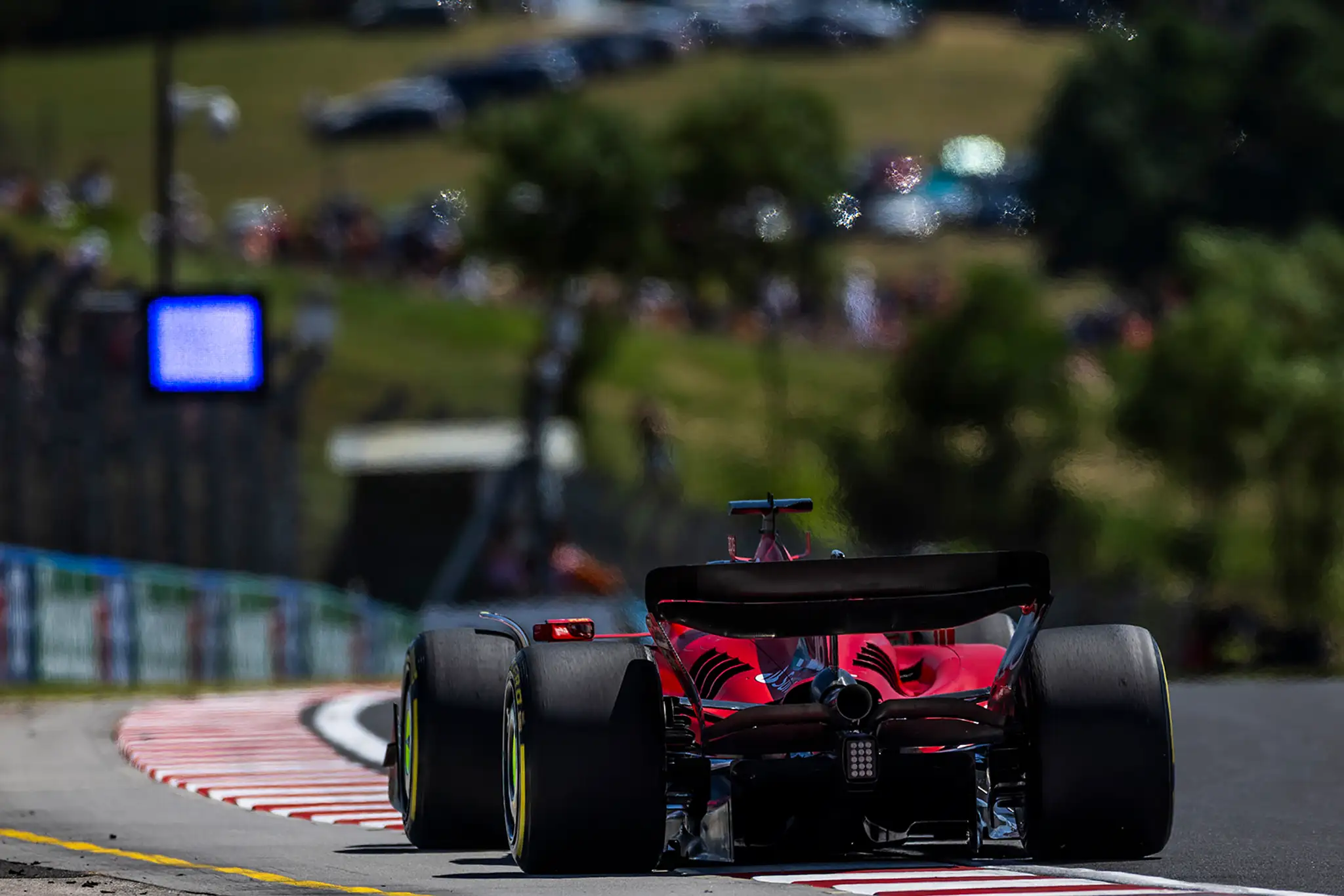 Zadná časť monopostu Charlesa Leclerca.