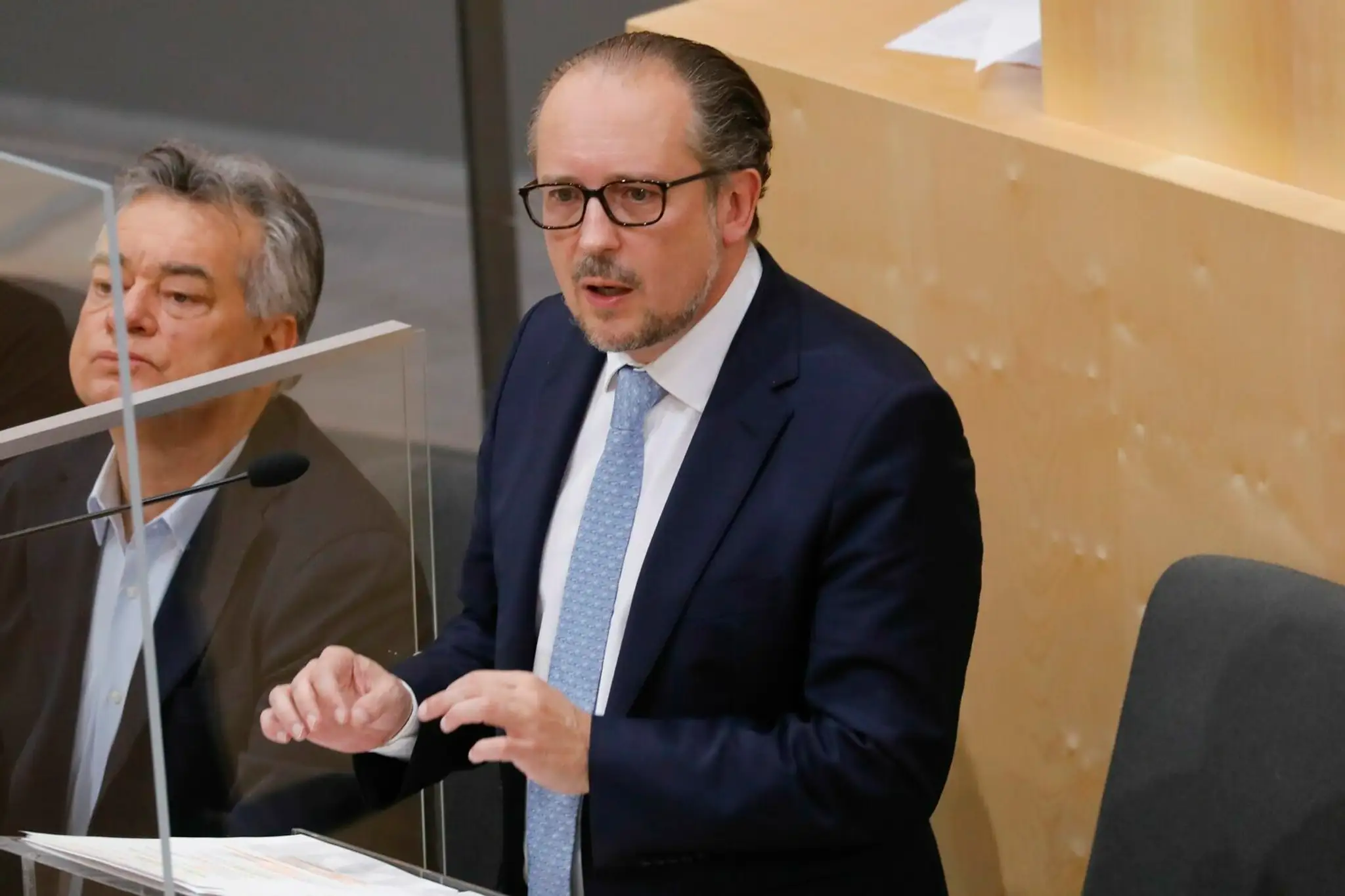 Alexander Schallenberg na mimoriadnej schôdzi parlamentu vo Viedni.