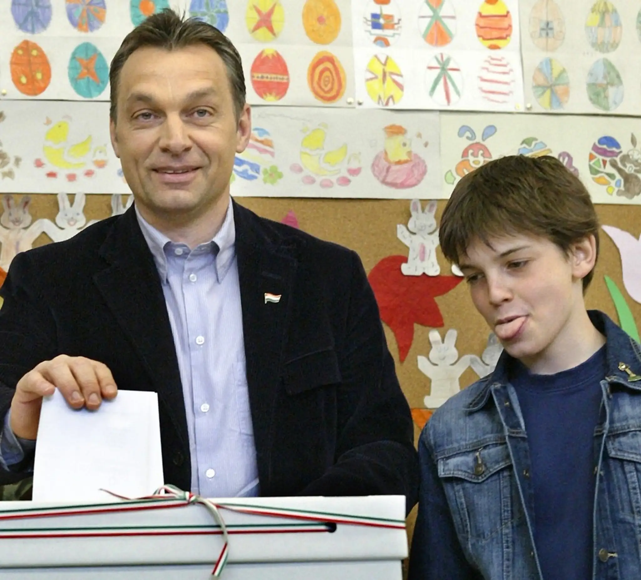 Viktor Orbán so synom Gáspárom na archívnej snímke z apríla 2006.