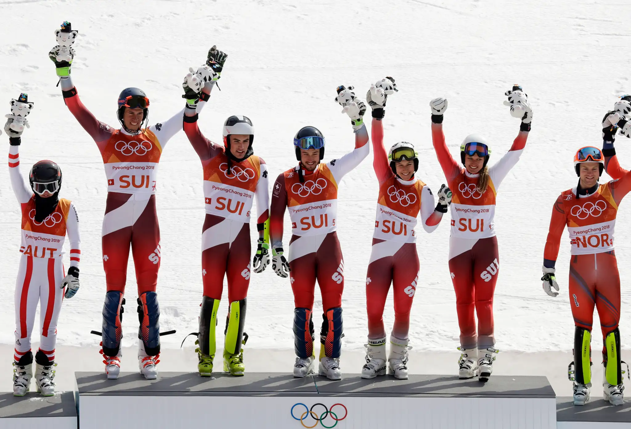 Na najvyššom stupienku lyžiari Švajčiarska - víťazi paralelného slalomu súťaže tímov na ZOH 2018.