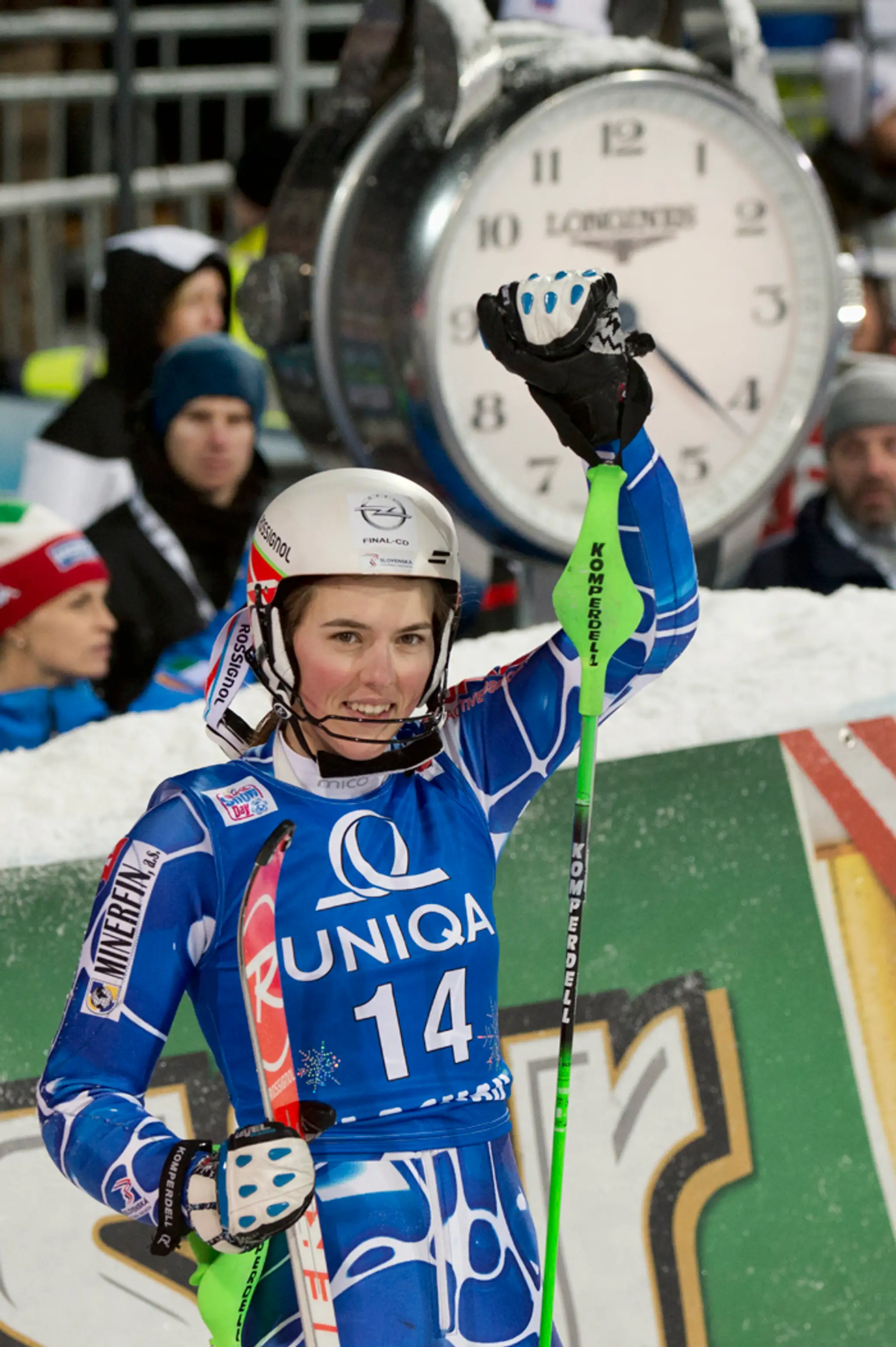 Petra Vlhová zdraví fanúšikov v cieli 2. kola nočného slalomu žien Svetového pohára v rakúskom Flachau.