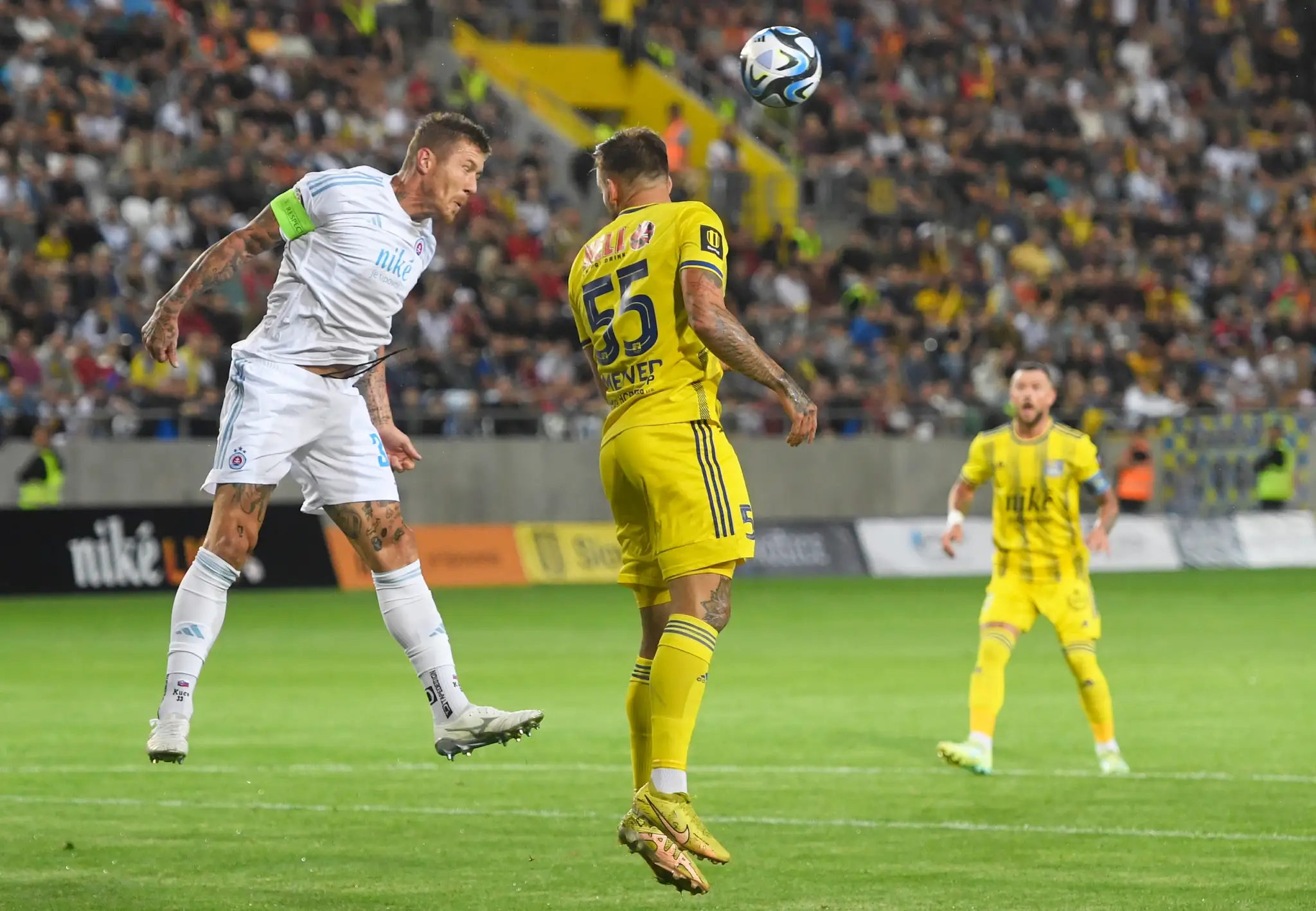 Na snímke uprostred Žan Medved (Košice) a vľavo kapitán Juraj Kucka (Slovan).