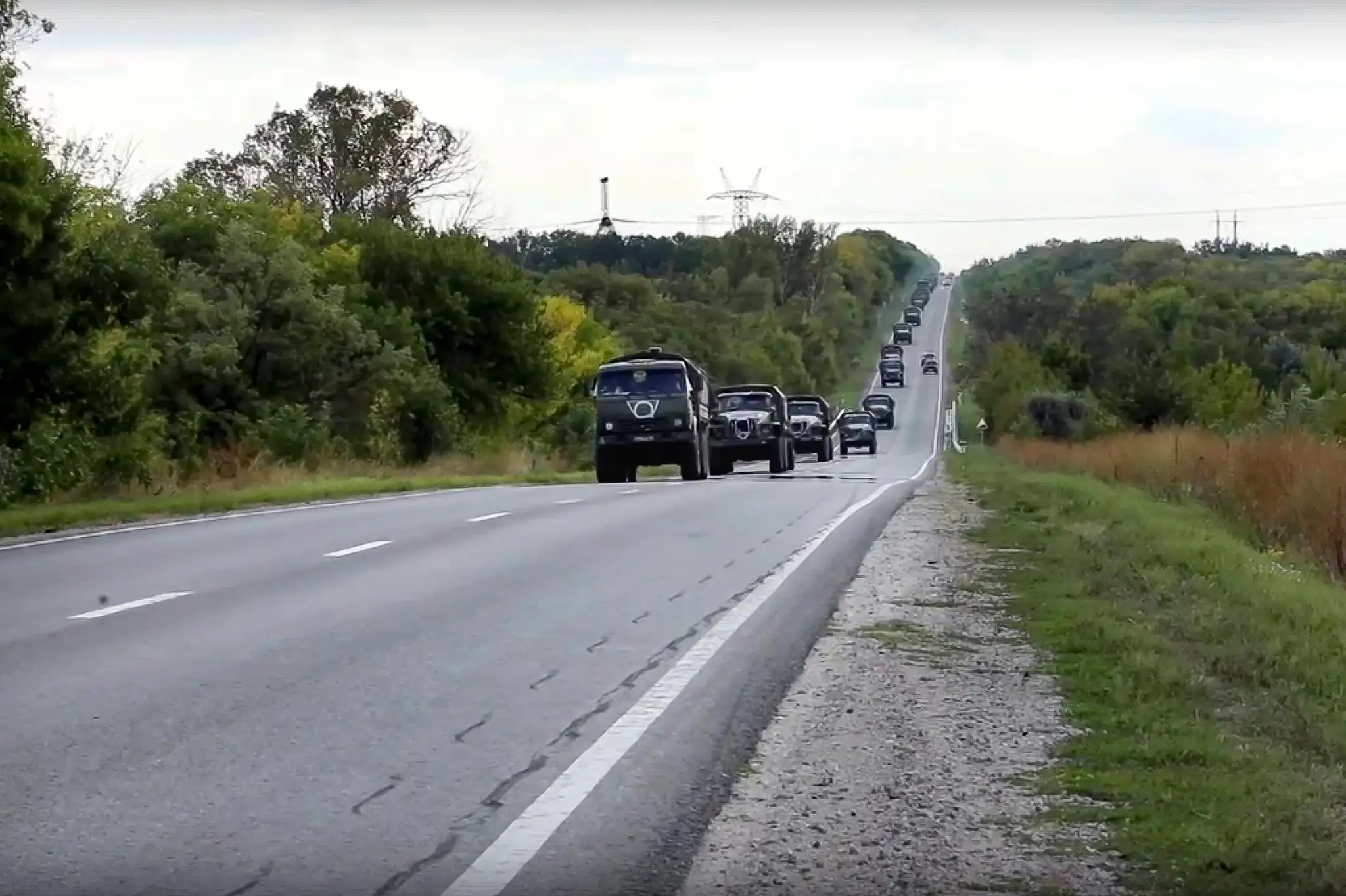 Kolóna ruskej vojenskej techniky sa presúva cez Charkovskú oblasť.
