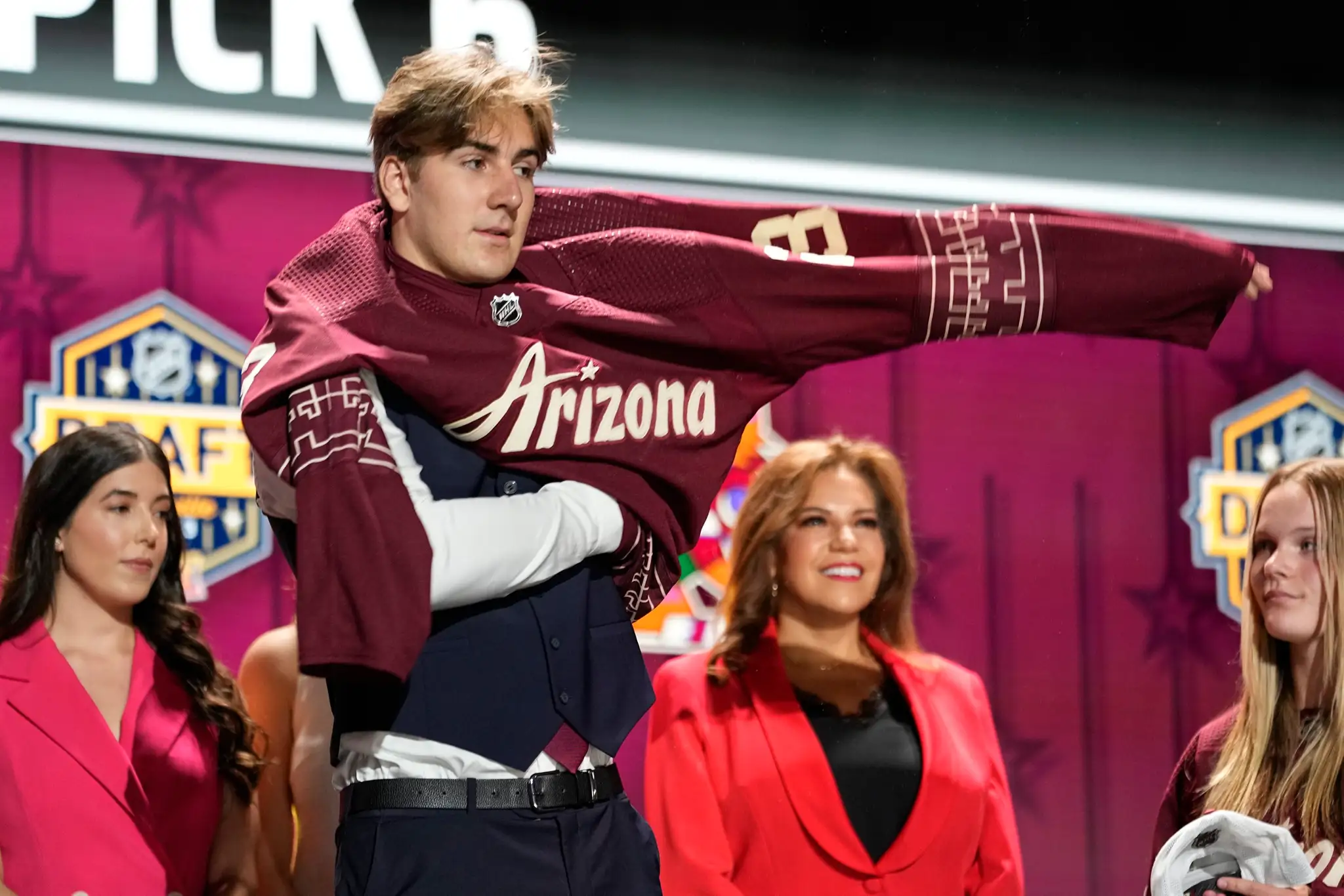 Šestka NHL draftu 2023 Dmitrij Simašev.