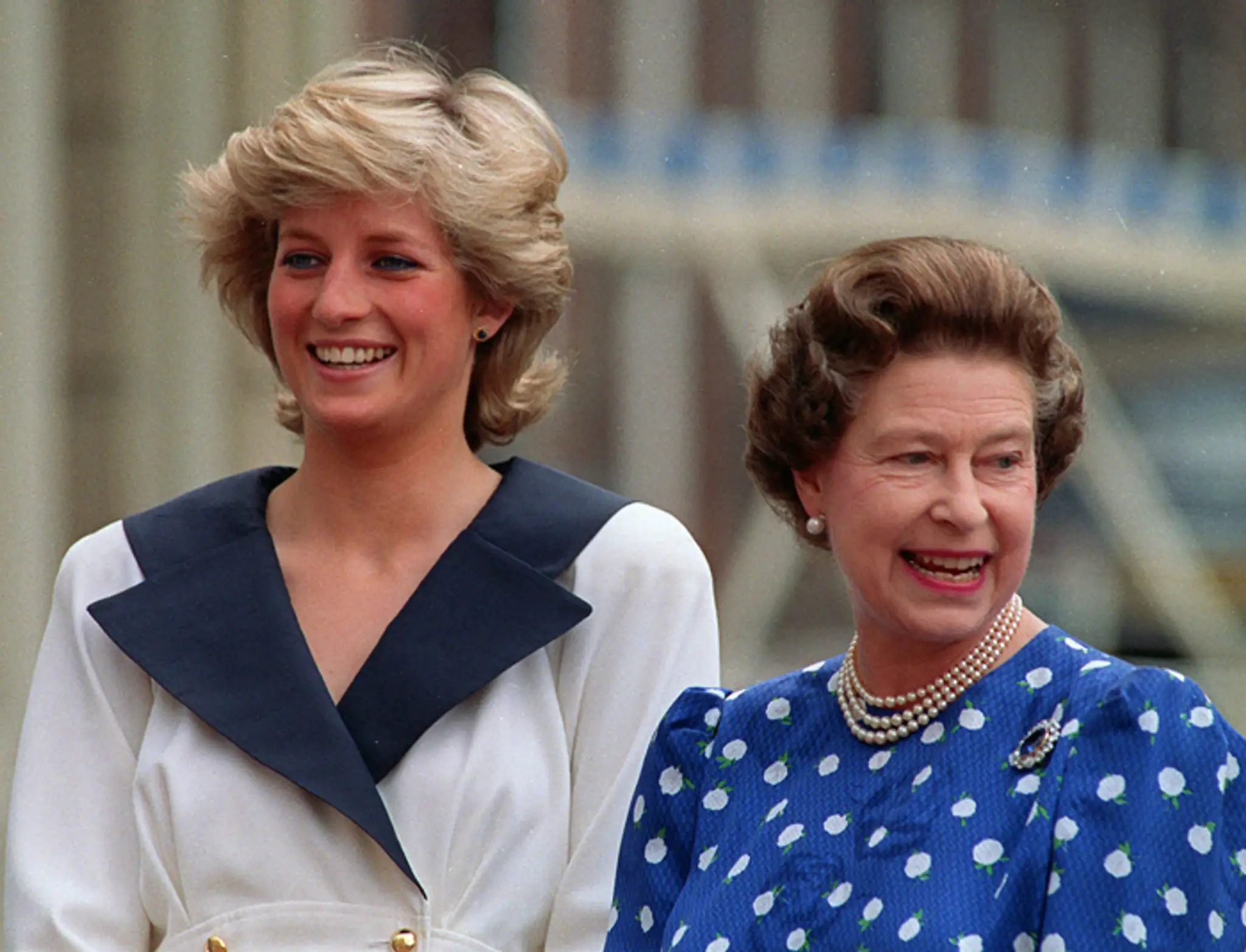 Na archívnej snímke z 4. augusta 1987 britská princezná Diana a britská kráľovná Alžbeta II.