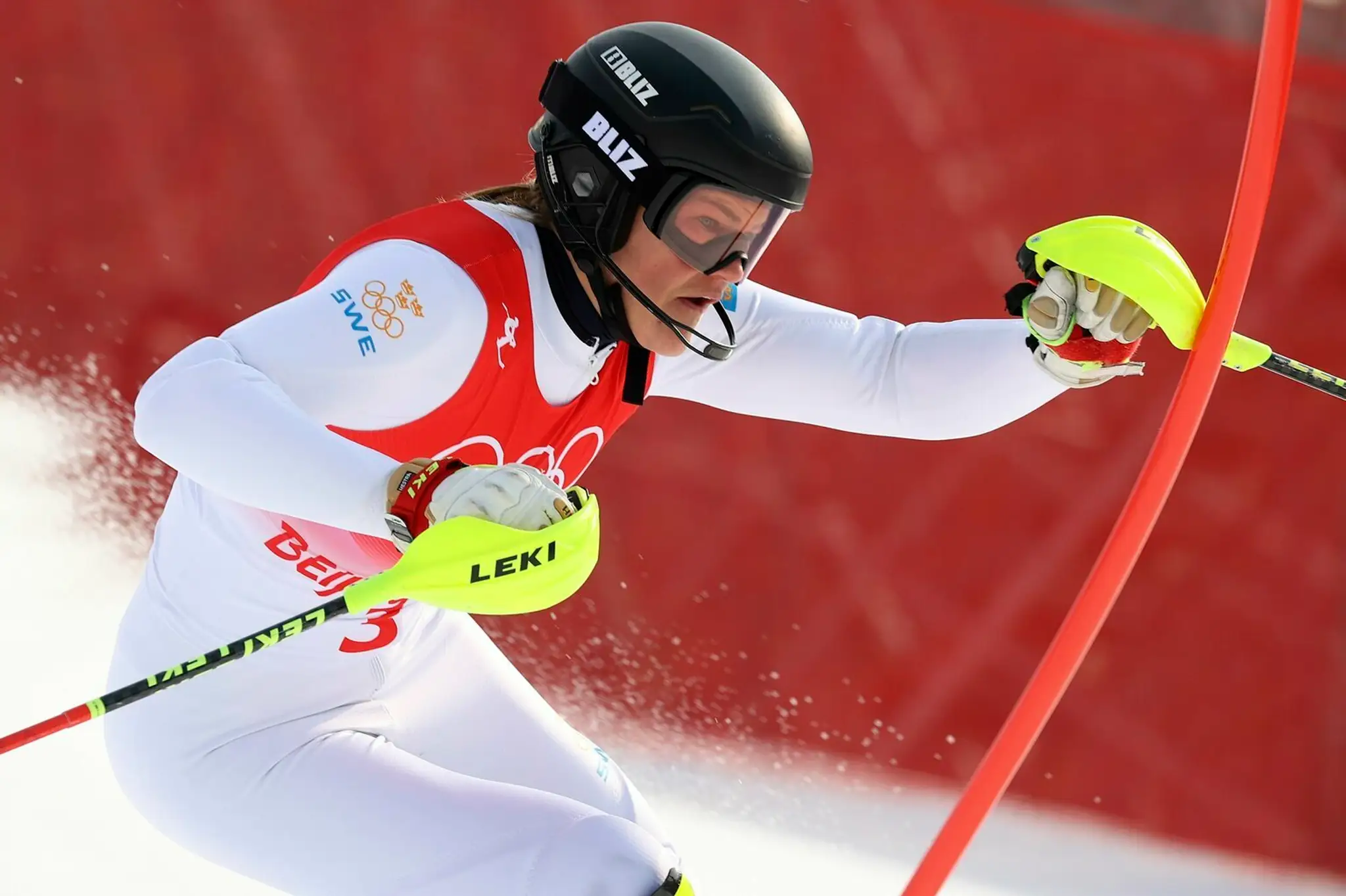 Švédska lyžiarka Anna Swennová Larsonová v 1. kole slalomu na ZOH 2022.