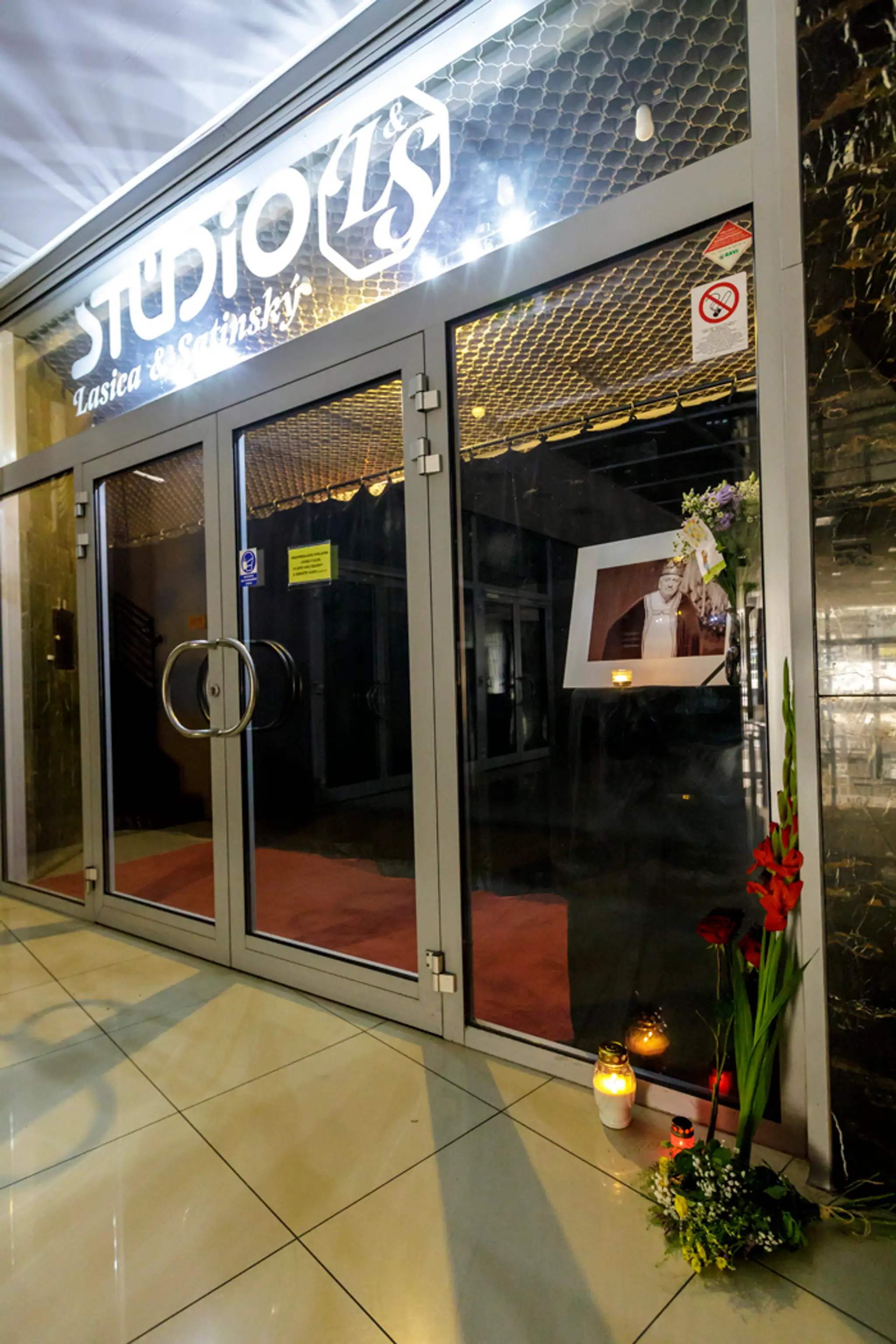Fotografia Milana Lasicu z predstavenia Garderobier a sviečky vo vchode do Štúdia L+S v Bratislave.