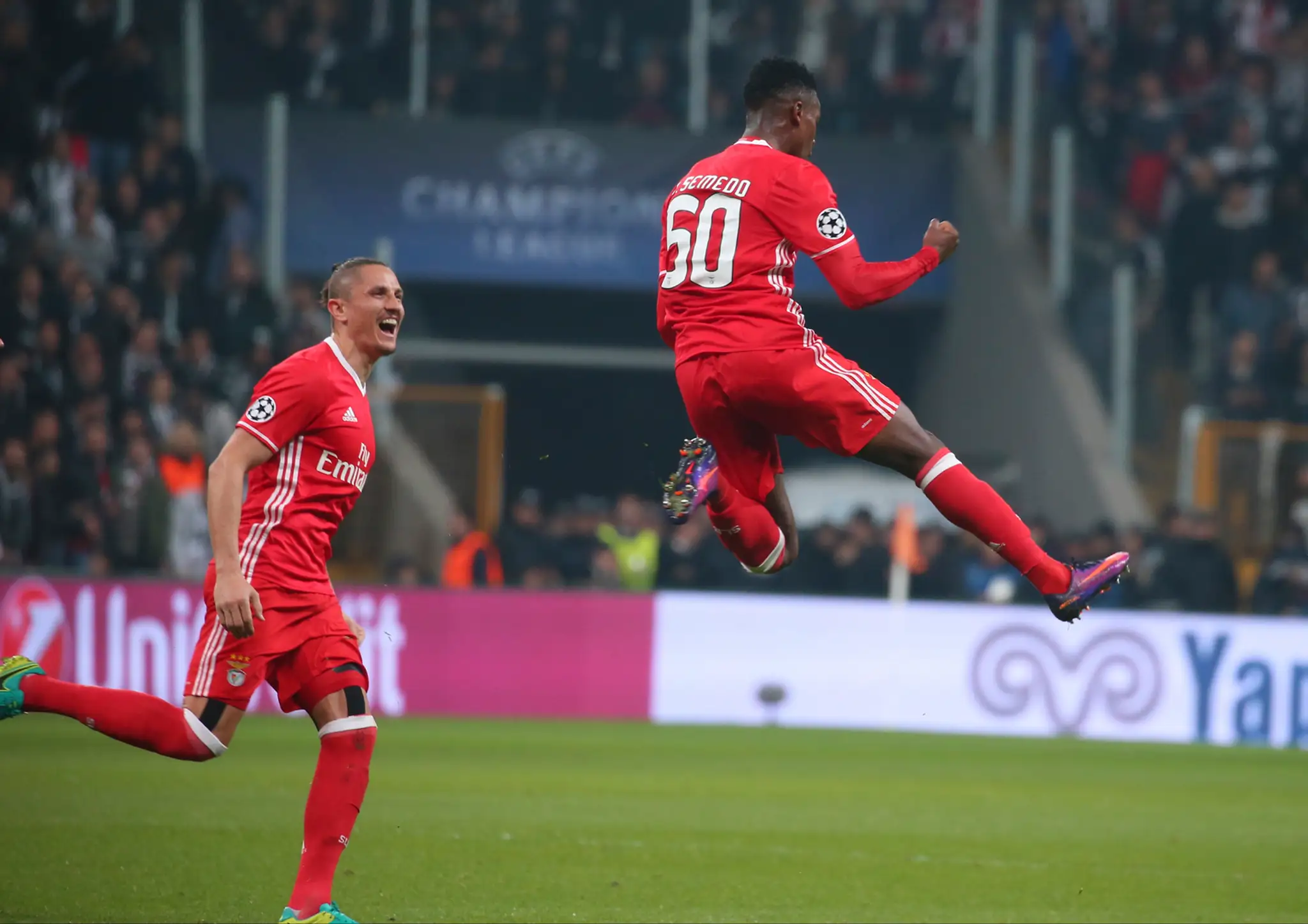 Nélson Semedo (vpravo) z Benficy Lisabon jasne dáva najavo svoju radosť z gólu v dueli LM proti Besiktasu Istanbul.
