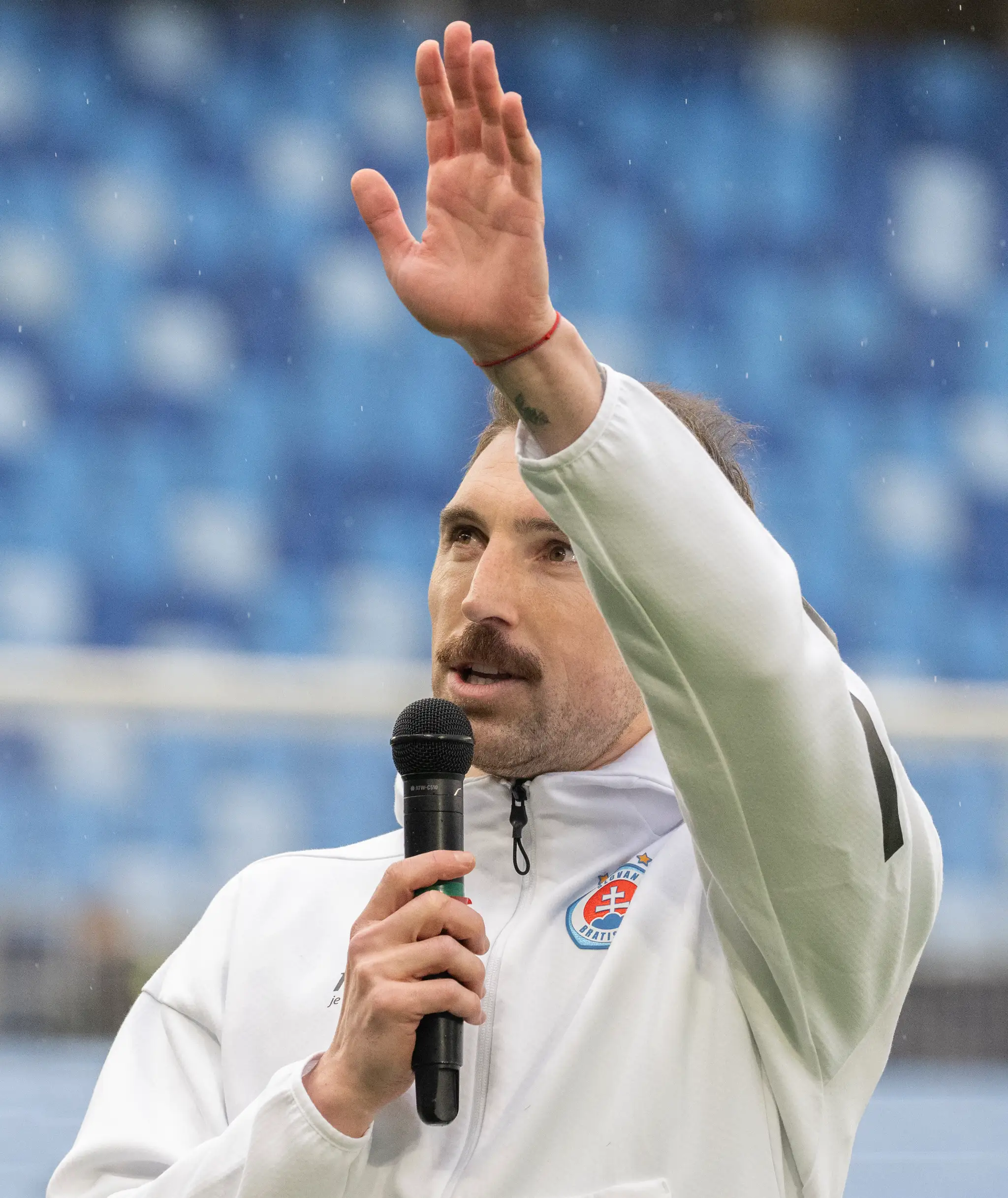 Hráč Slovana Guram Kašia sa prihovára k fanúšikom pred duelom s Michalovcami.