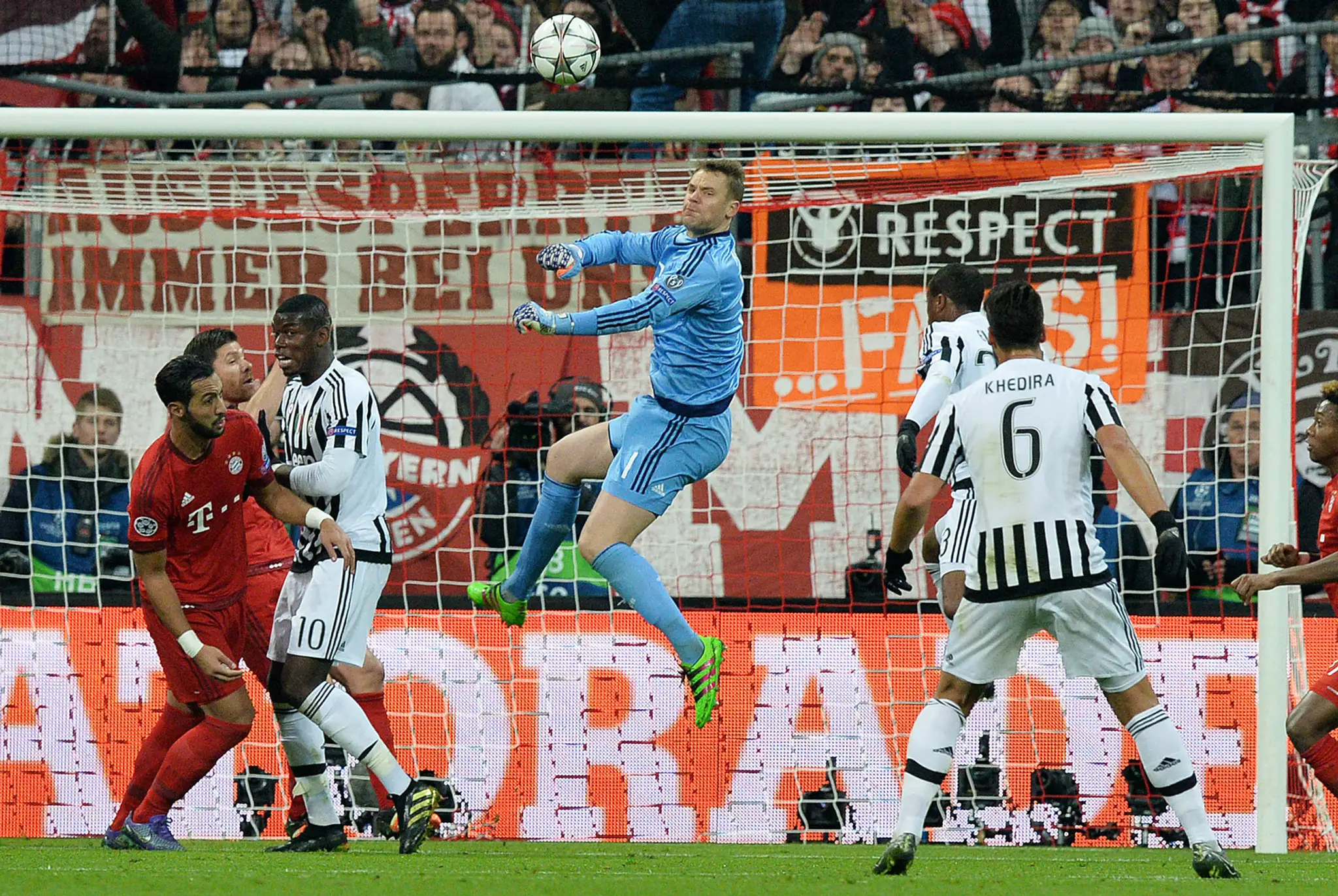 Vo výskoku brankár Bayernu Manuel Neuer v odvetnom zápase osemfinále futbalovej LM proti Juventus Turín