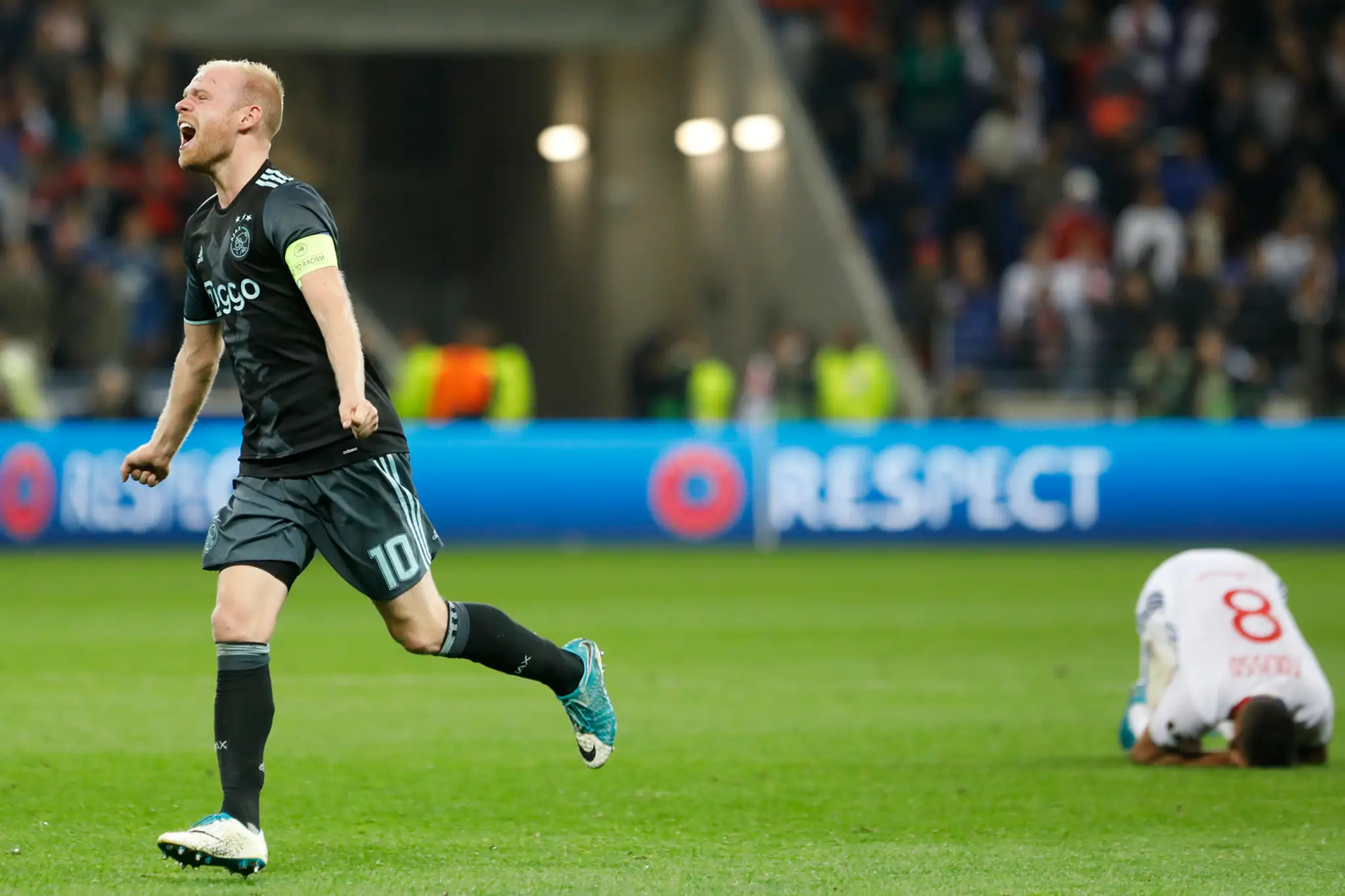 Kapitán Ajaxu Davy Klaassen jasá po postupe do finále EL.