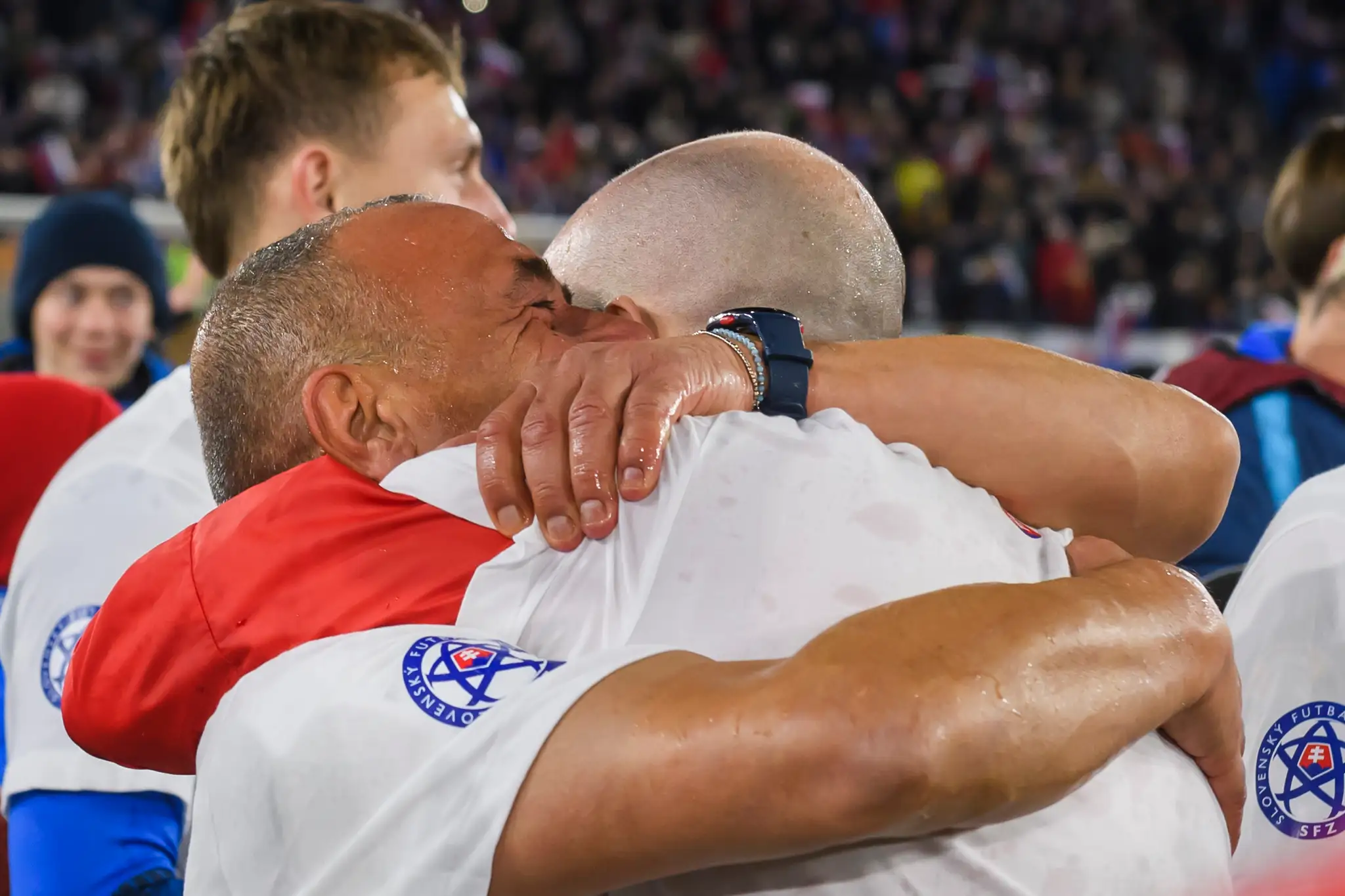 Tréner Slovenska Francesco Calzona oslavuje postup na ME 2024 po zápase s Islandom.