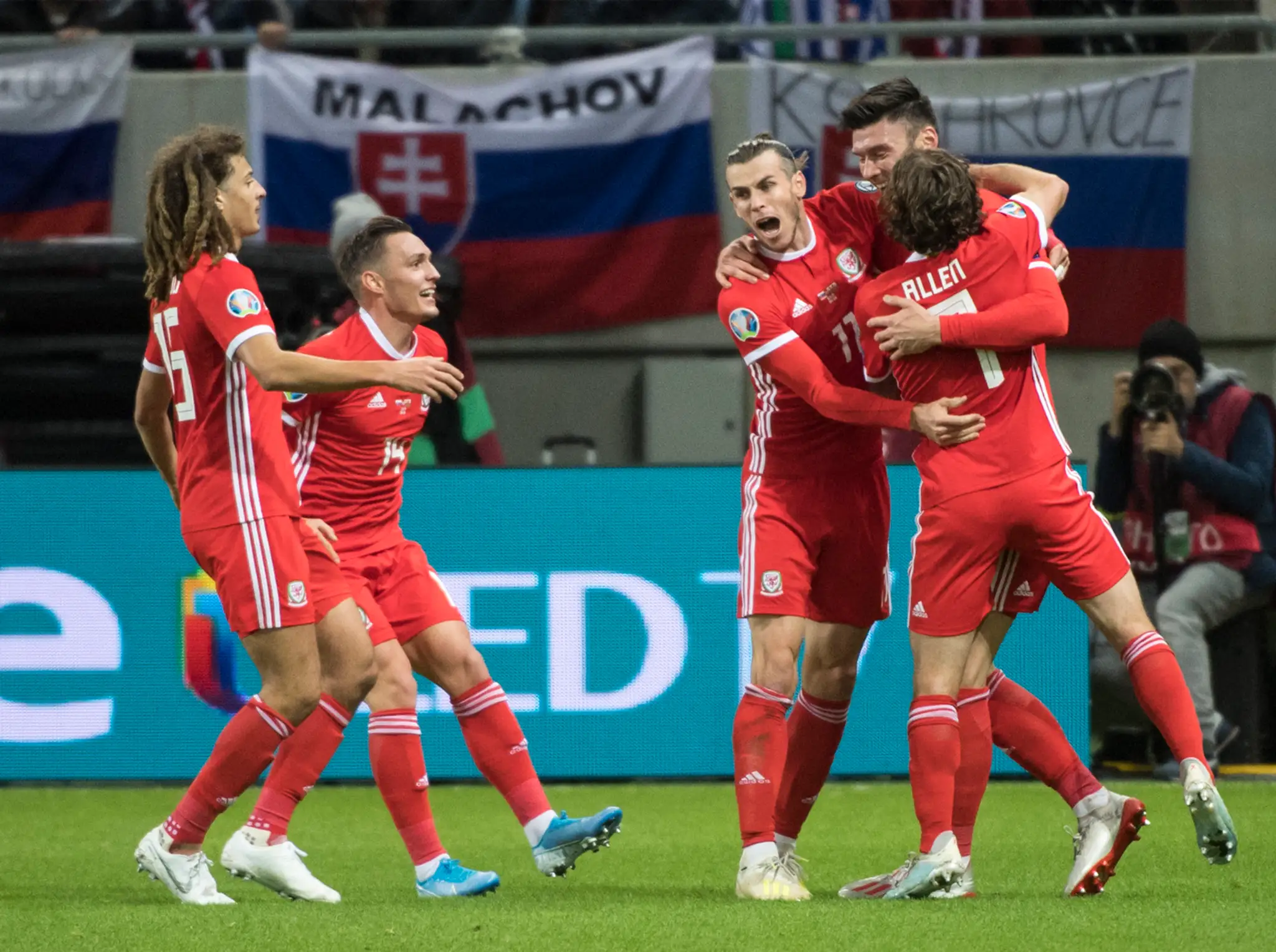 Sprava Walesan Connor Roberts atakuje Róberta Maka v kvalifikácii EURO 2020.