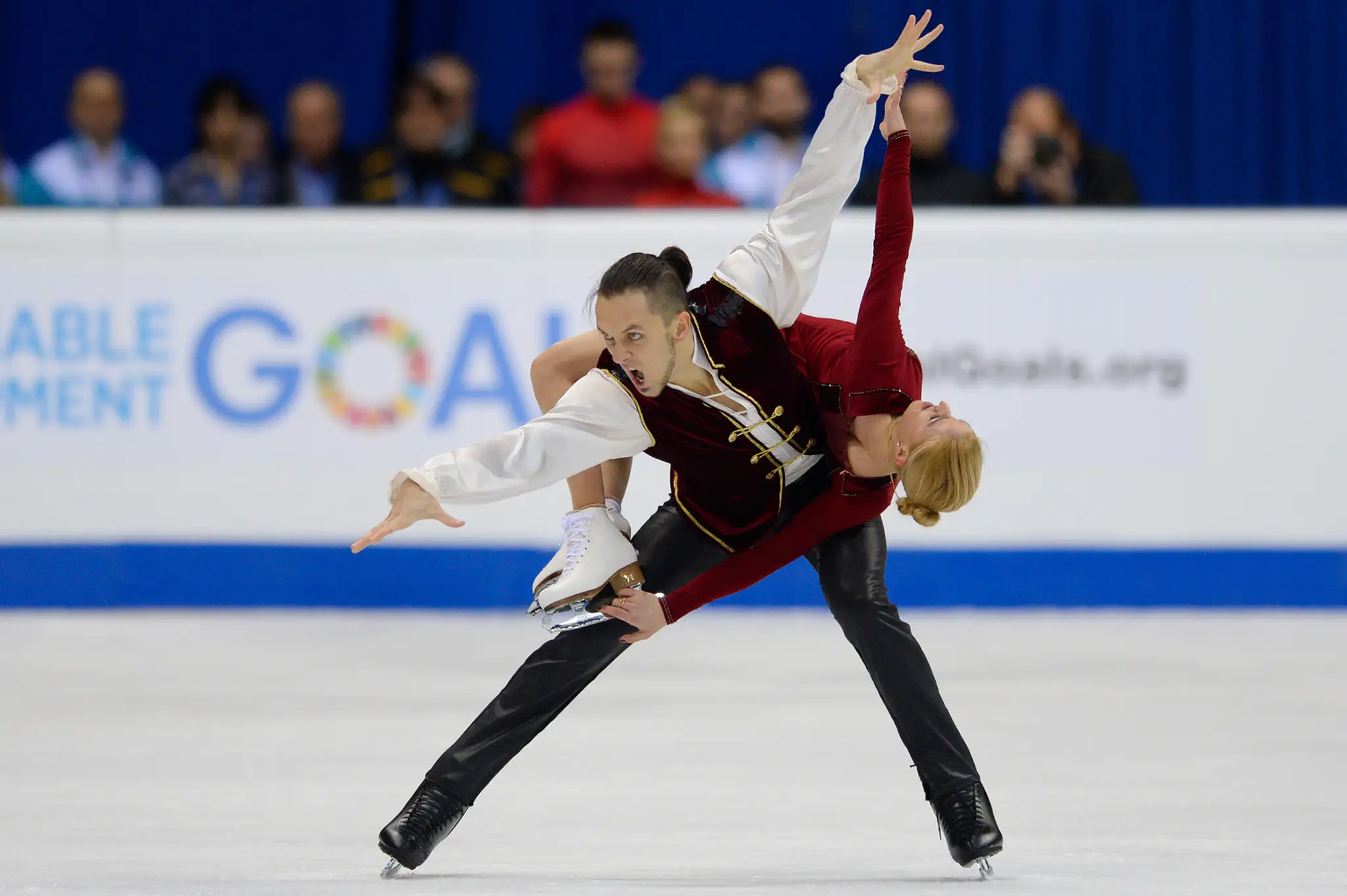 Tatiana Volosožarová a Maxim Traňkov z Ruska počas voľnej jazdy v súťaži športových dvojíc na ME.