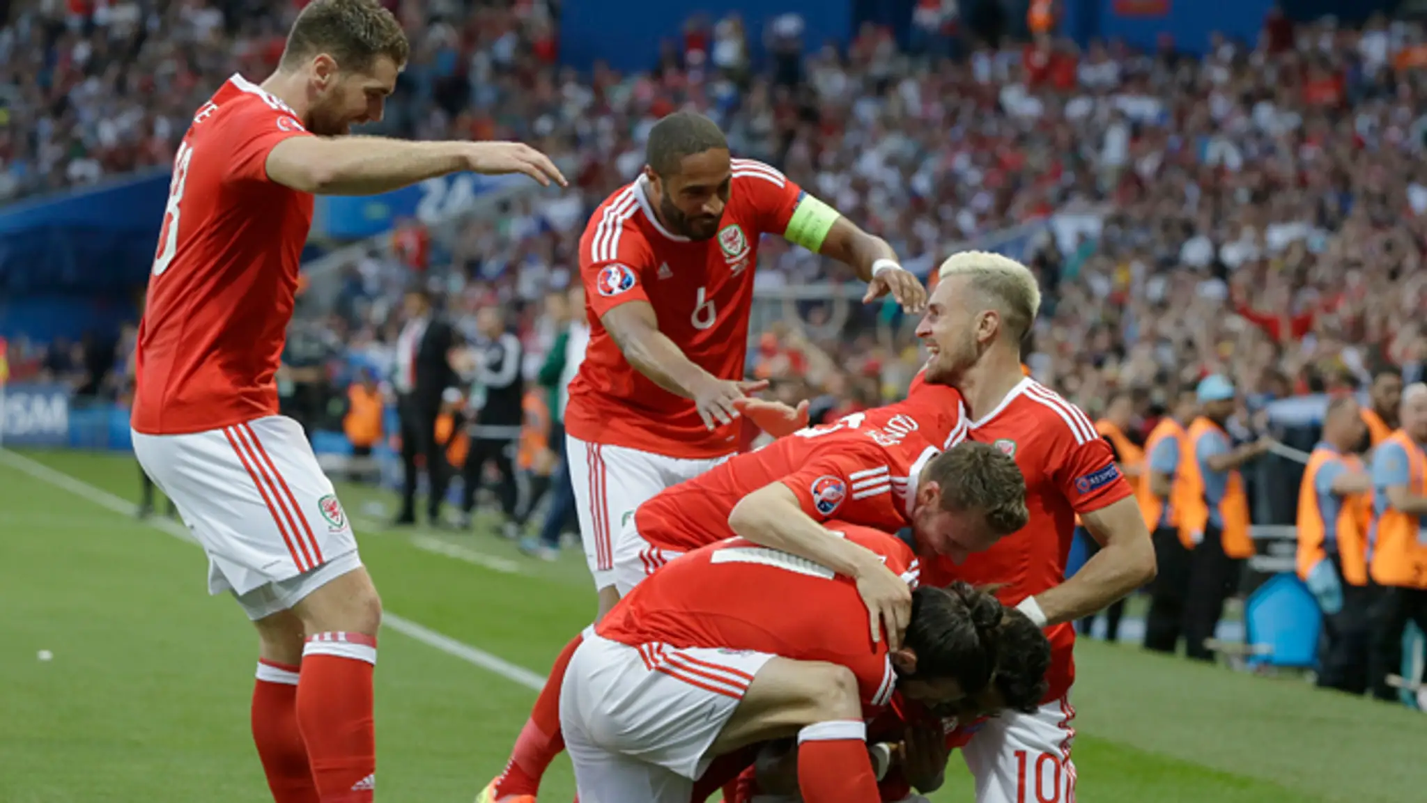 Hráči Walesu oslavujú druhý gól proti Rusku.