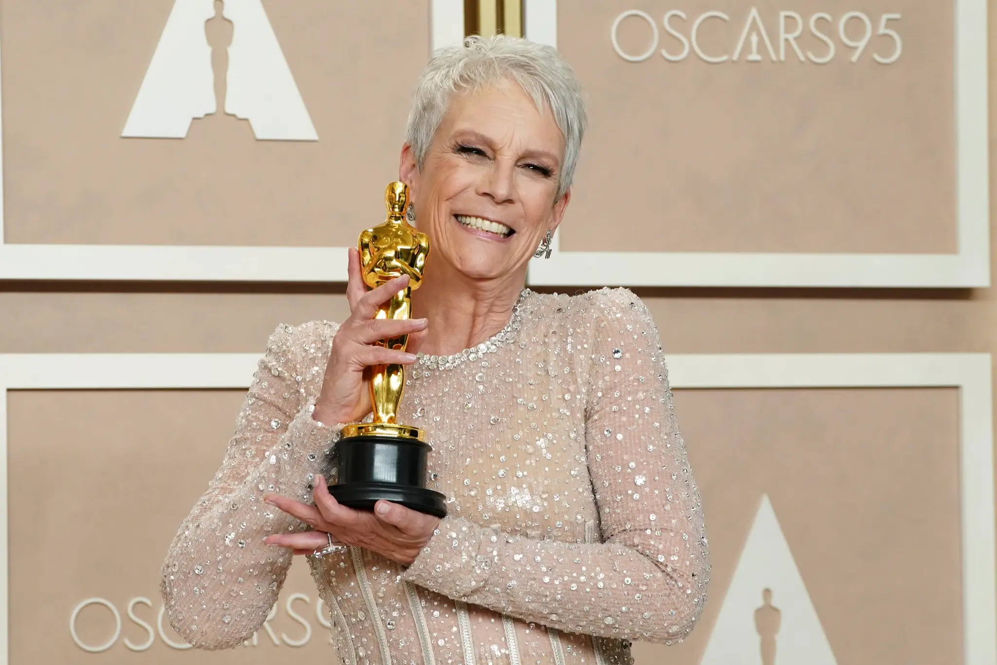 Jamie Lee Curtisová pózuje s oscarom.