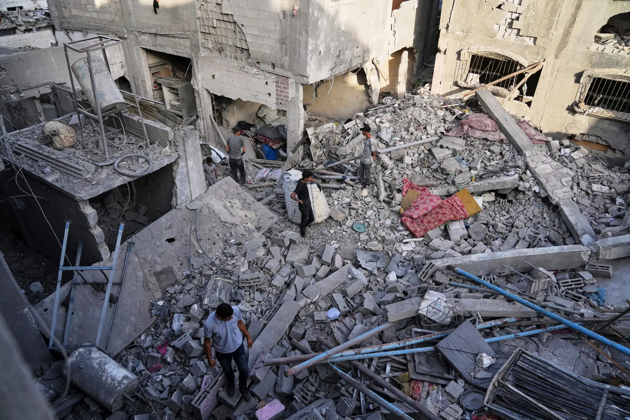 Palestínčania prehľadávajú ruiny domov, ktoré sa stali terčom útokov izraelskej armády v meste Džabálijá (14. 5.2025).