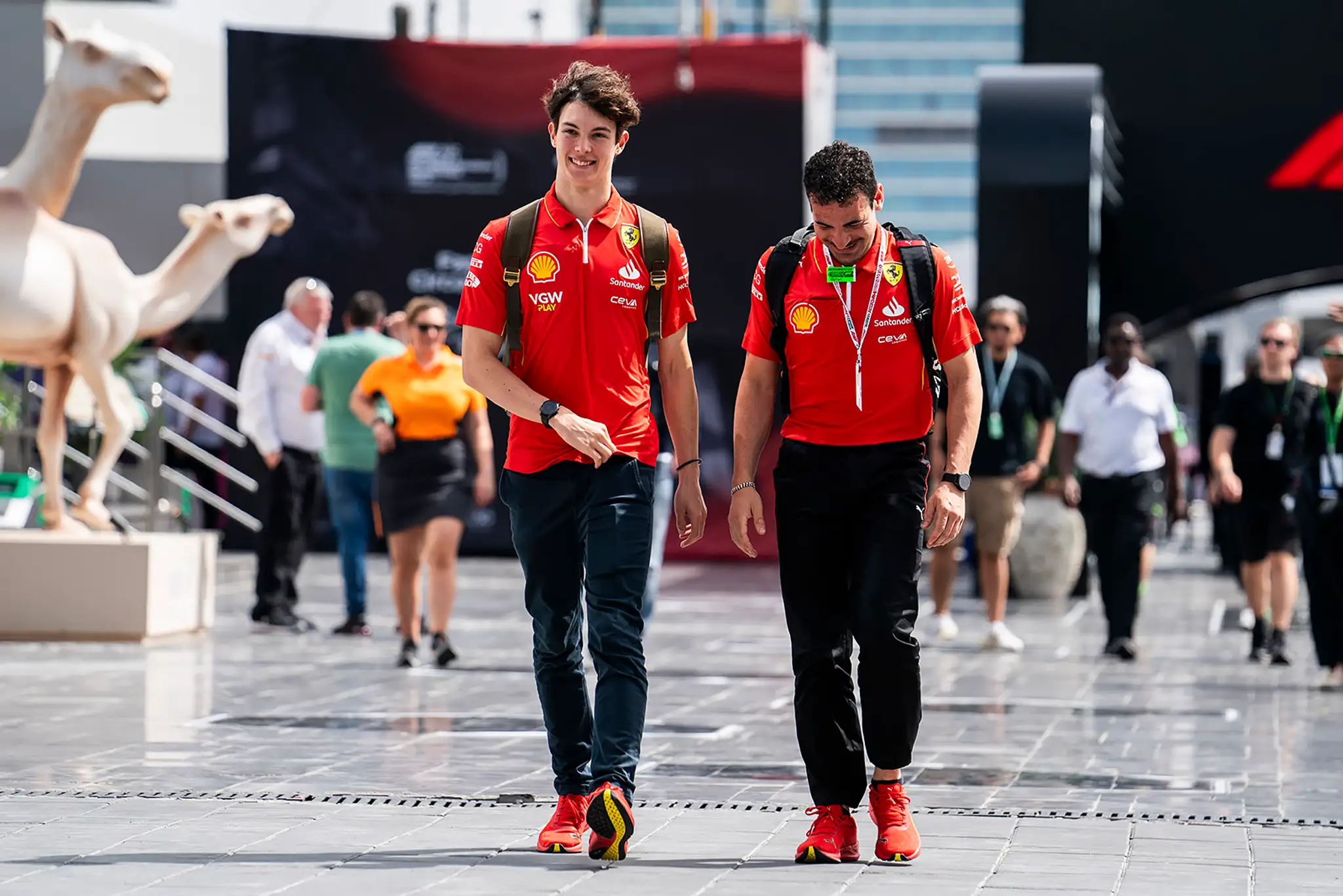Náhradný pilot Ferrari Oliver Bearman rpichádza na okruh.